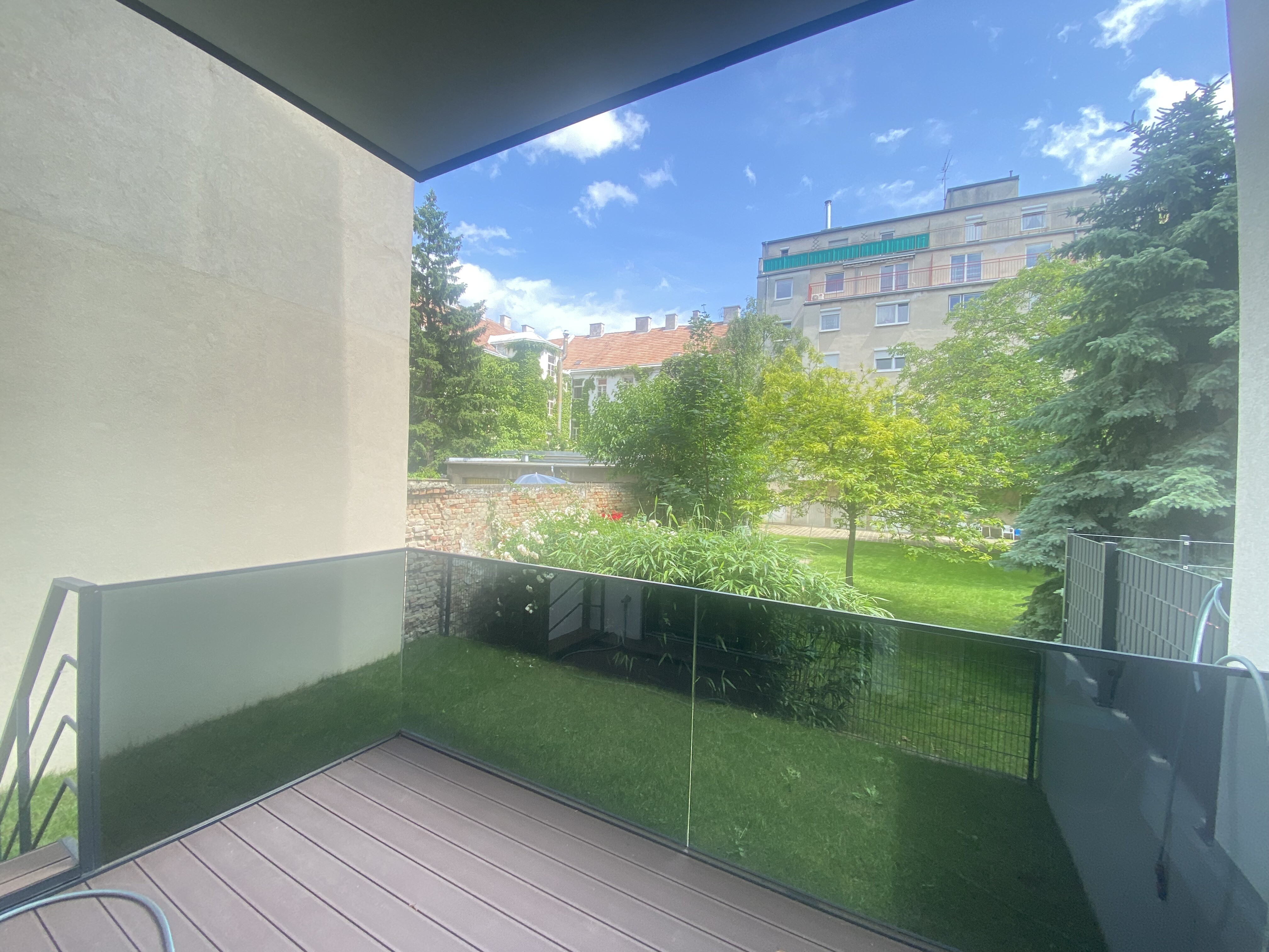 Terrasse mit Treppe in den eigenen Garten 