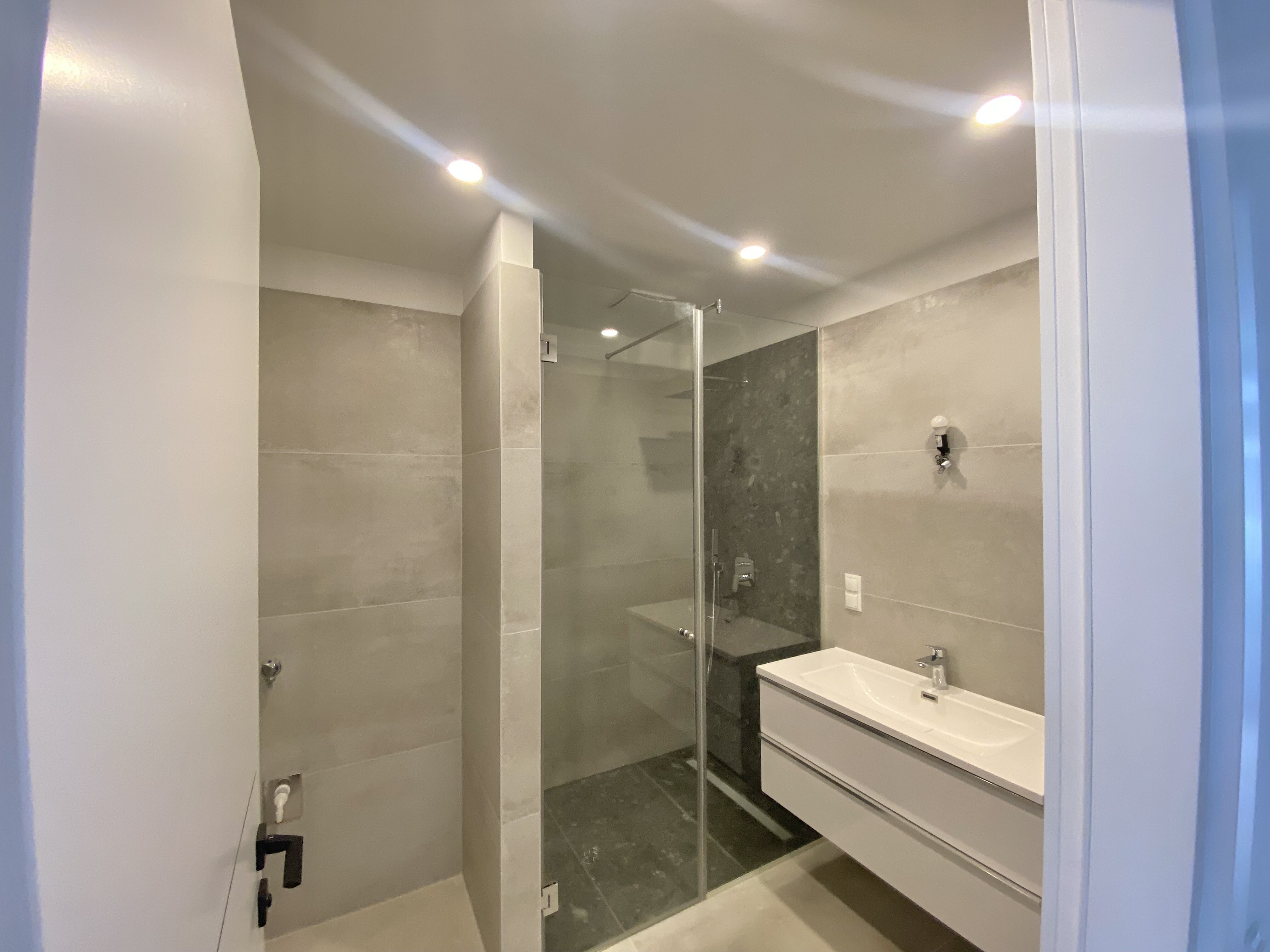 Badezimmer möbliert