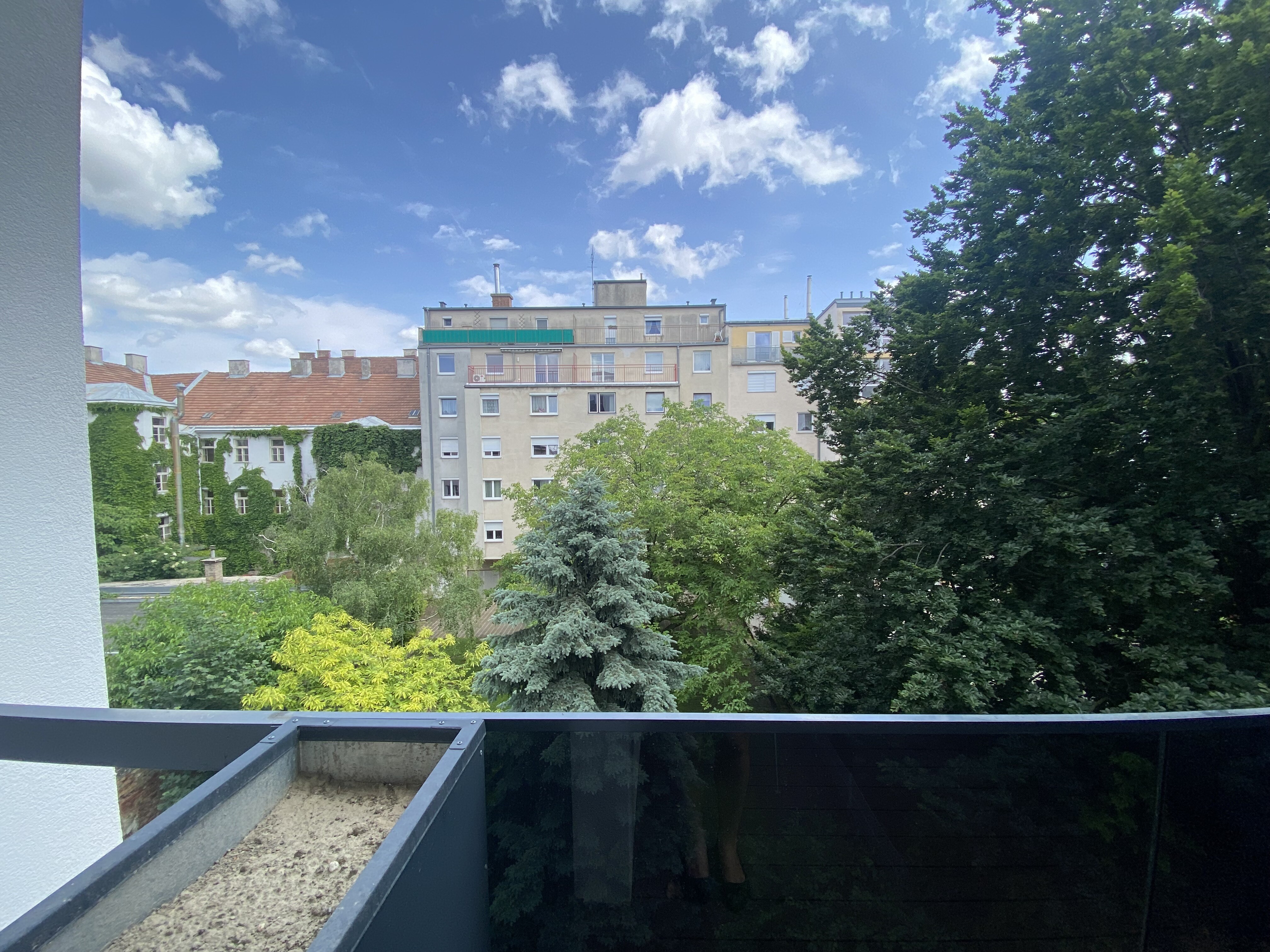 Balkon mit Blumenbeet 