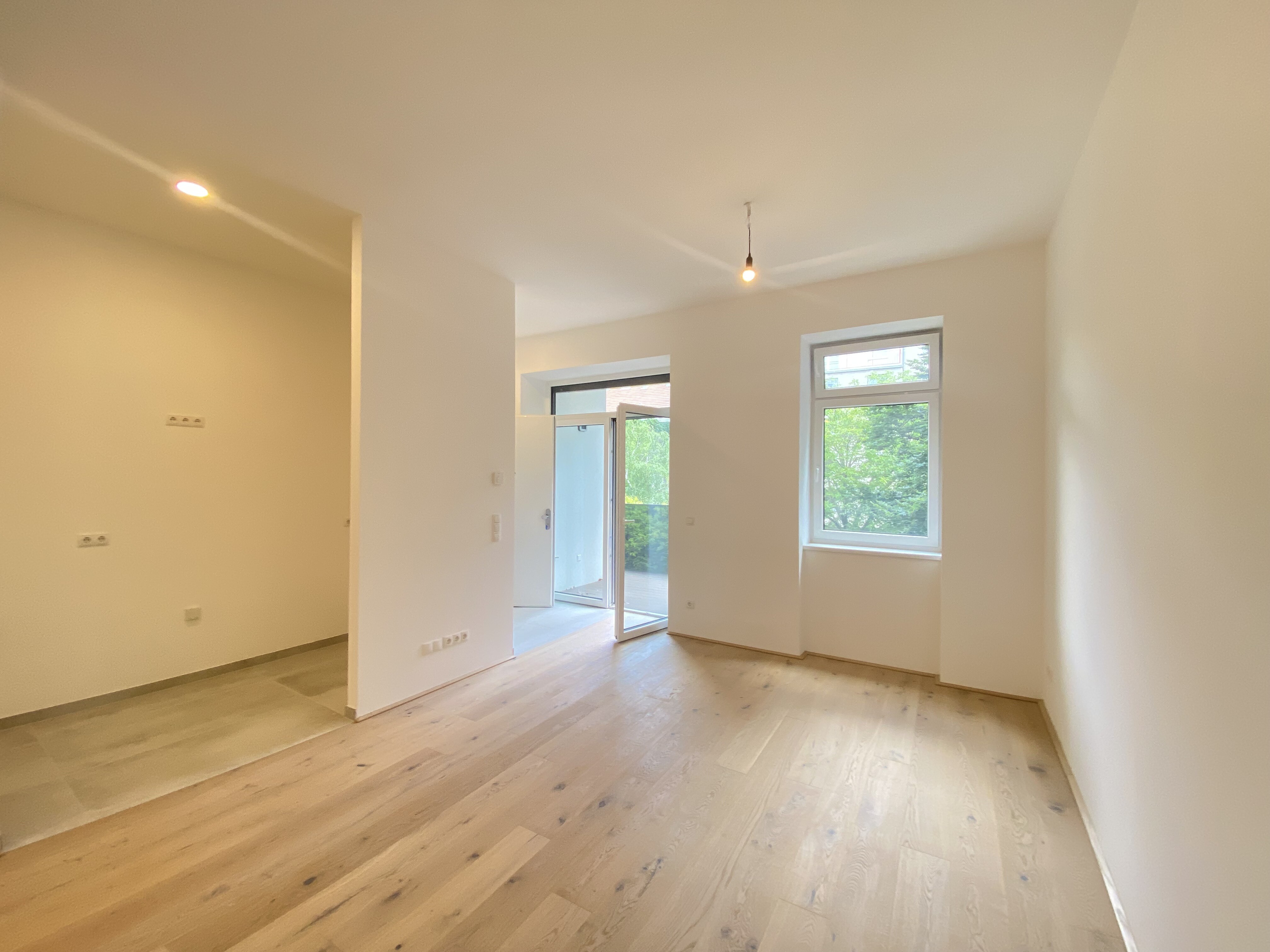 Wohnesszimmer mit Balkon 