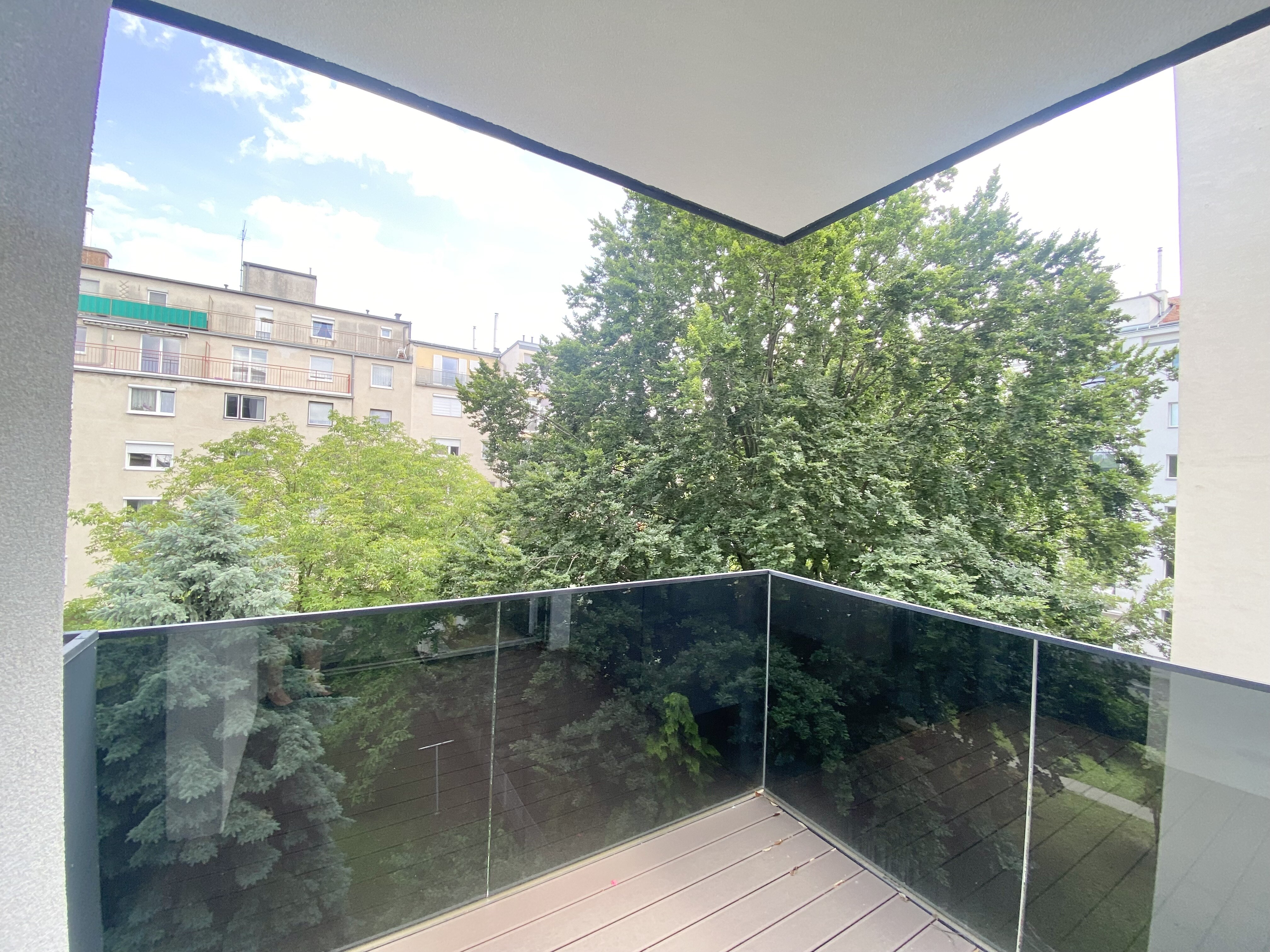 Balkon mit Blick ins Grüne 