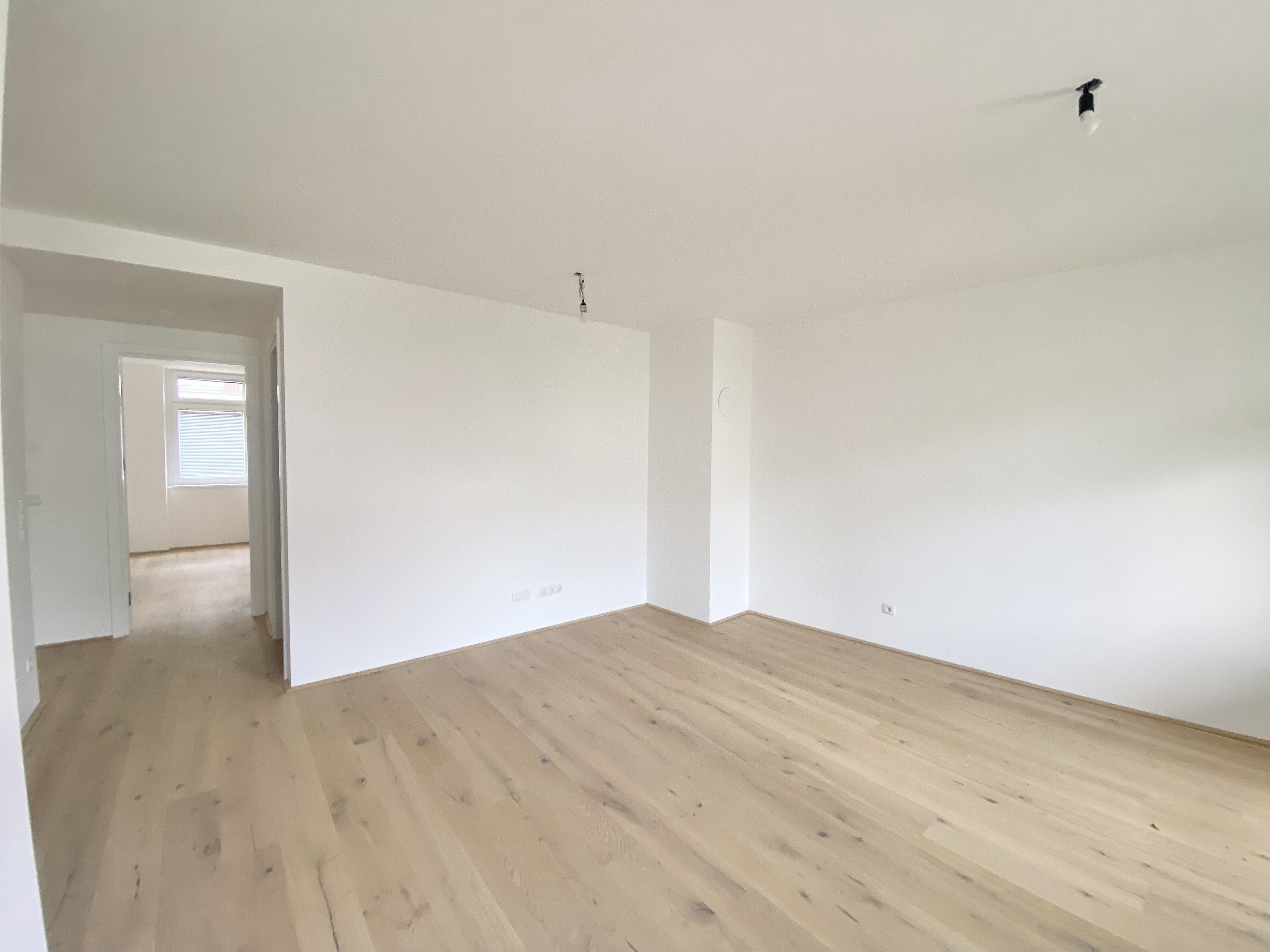 Wohnesszimmer mit Blick Richtung Schlafzimmer 