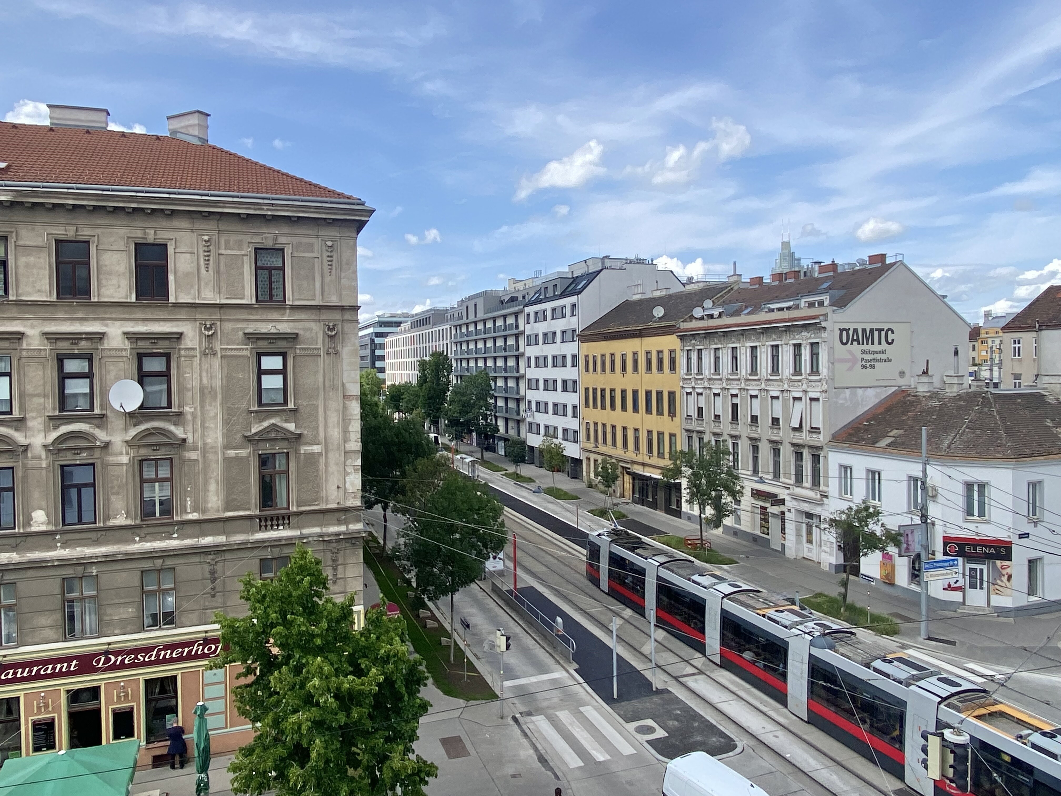 Ausblick auf gediegenes Gasthaus und Straßenbahn 2 