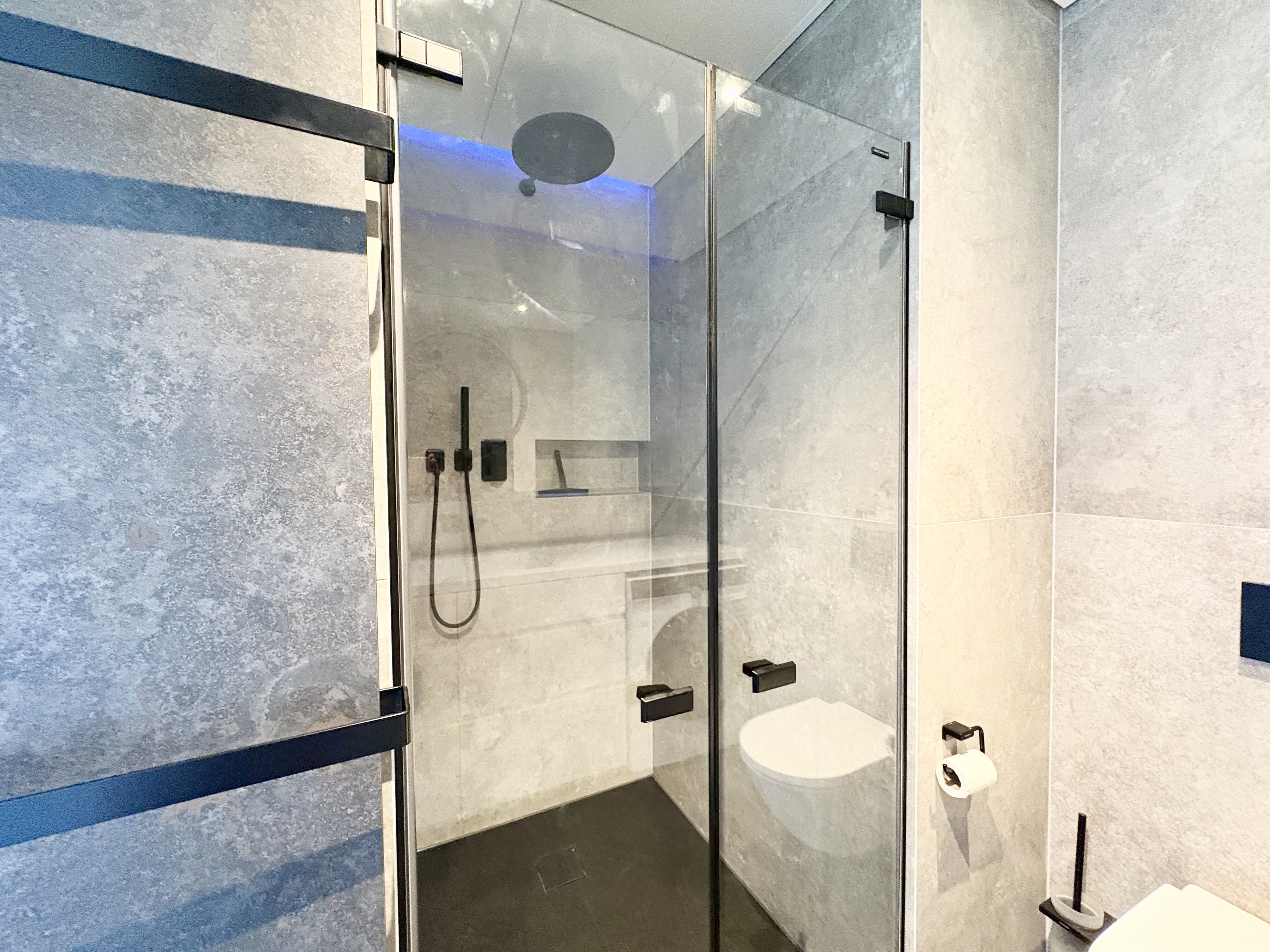 Dusche und Handtuchtrockner im Badezimmer