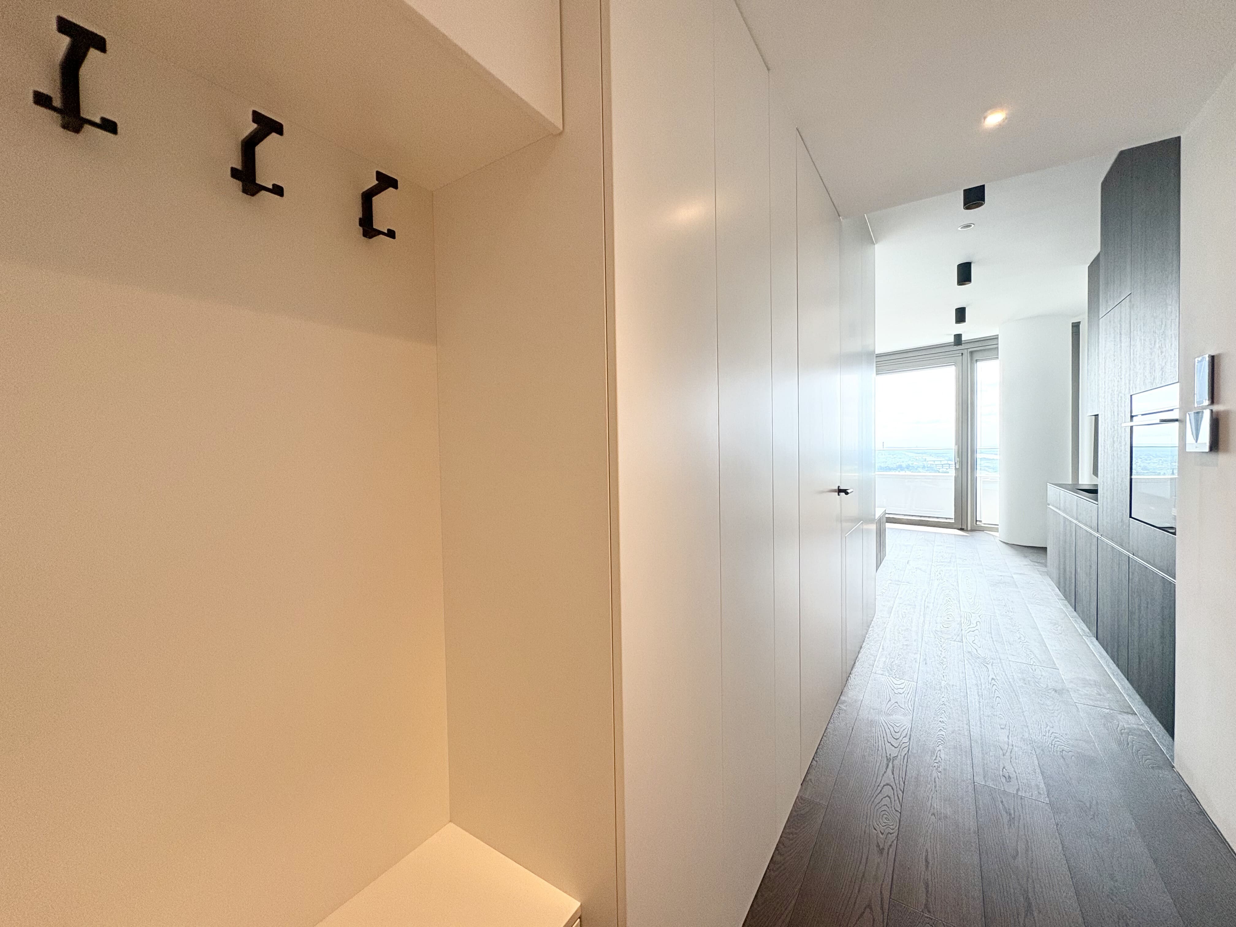Eingangsbereich mit Garderobe und Kasten