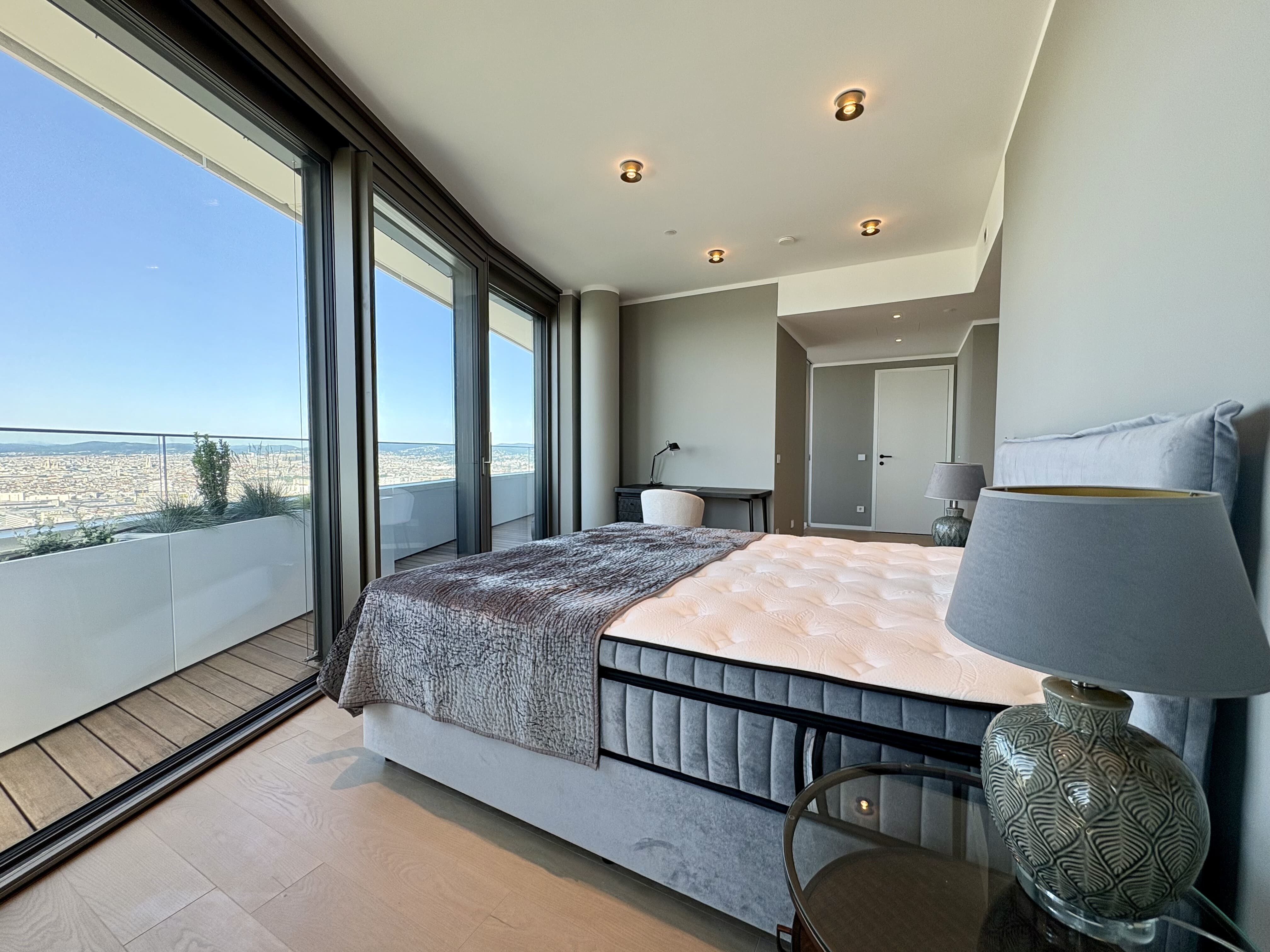 Master-Bedroom mit kleinem Schreibtisch