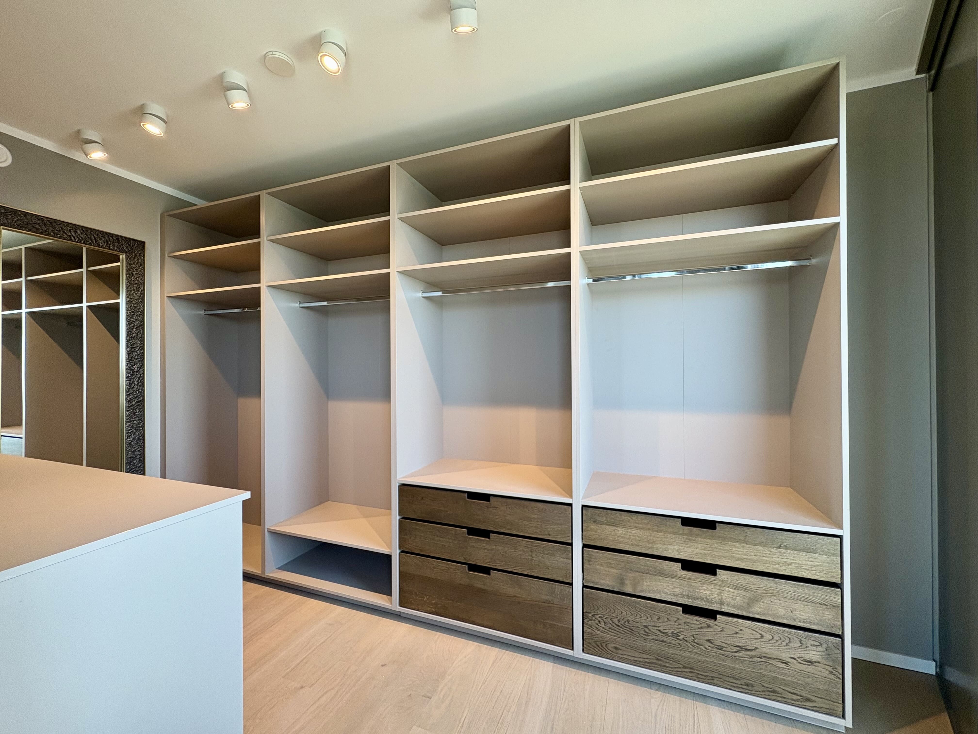 Schrankraum ensuite des Master-Bedrooms