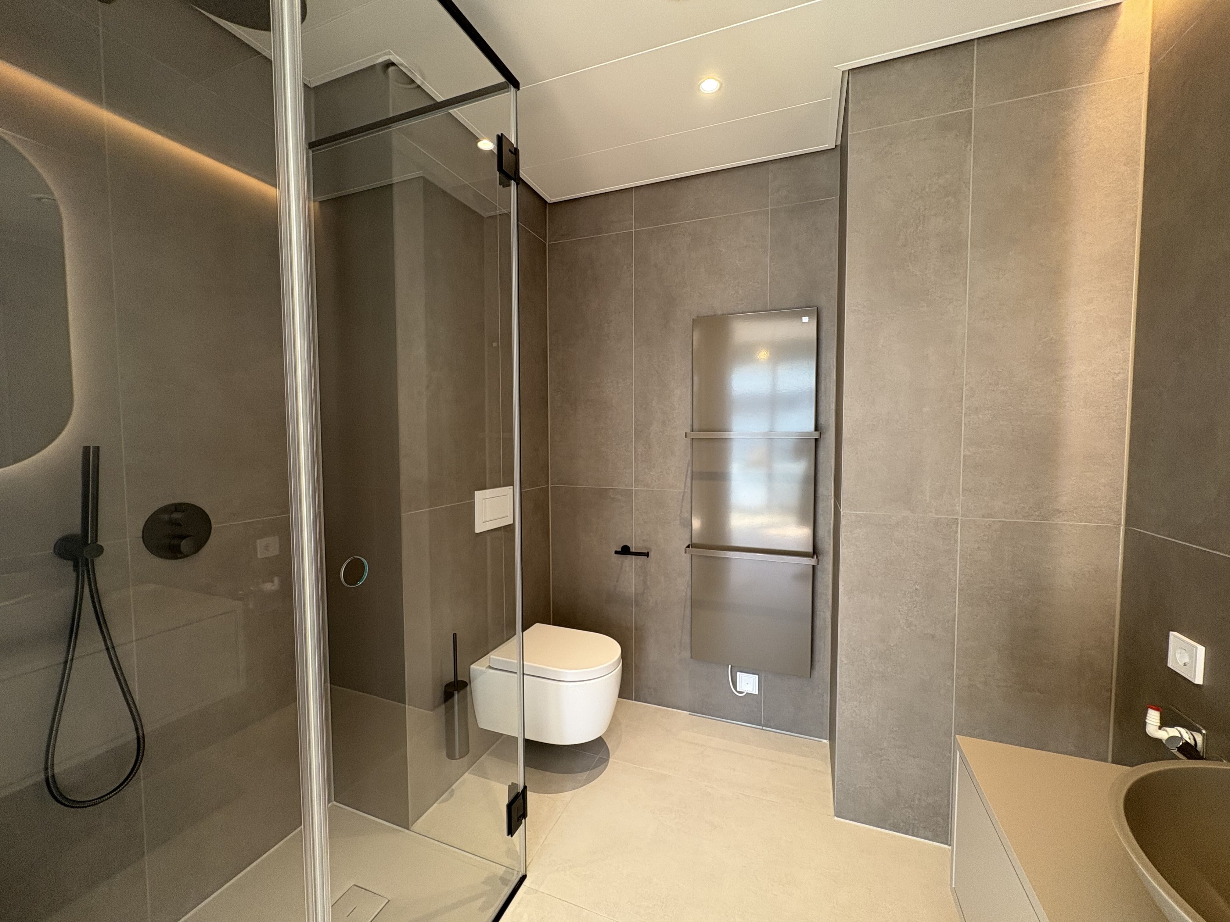 Modernes Badezimmer mit Dusche & WC