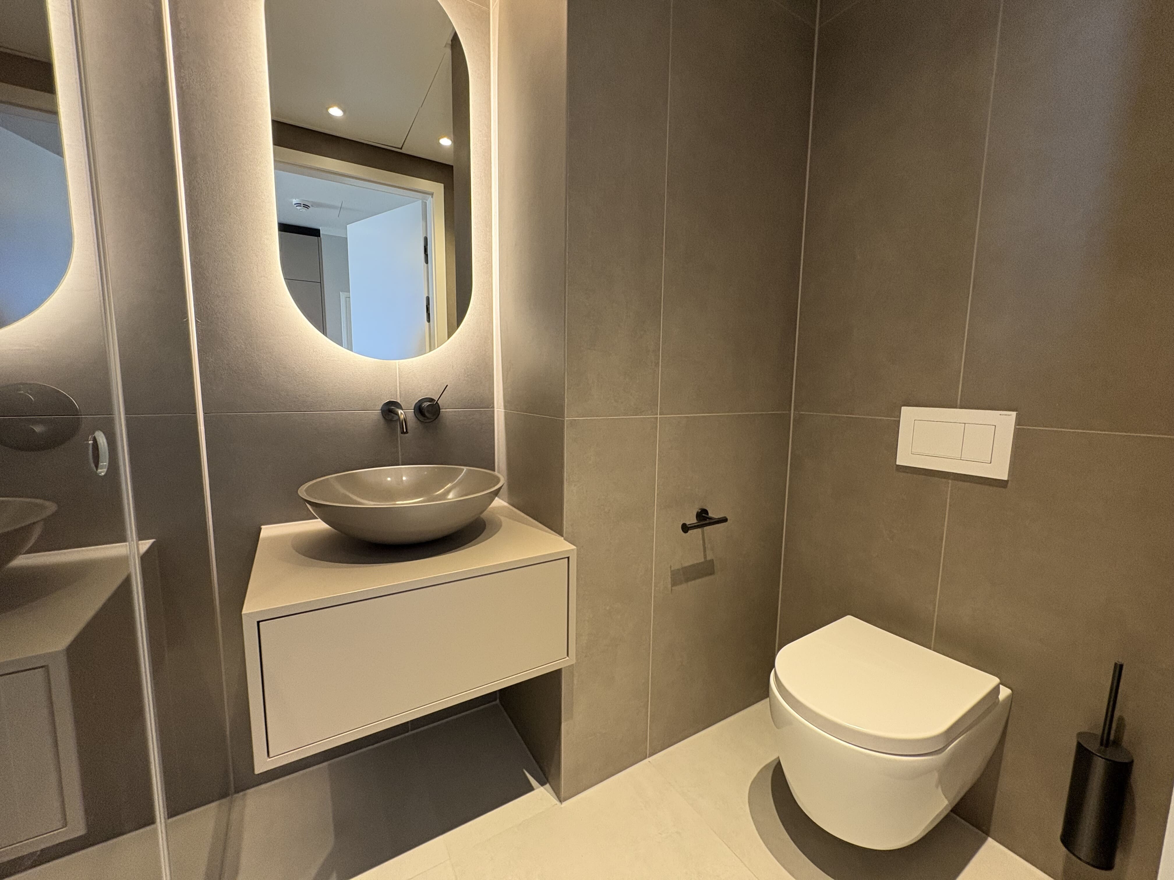 Badezimmer mit Dusche und WC