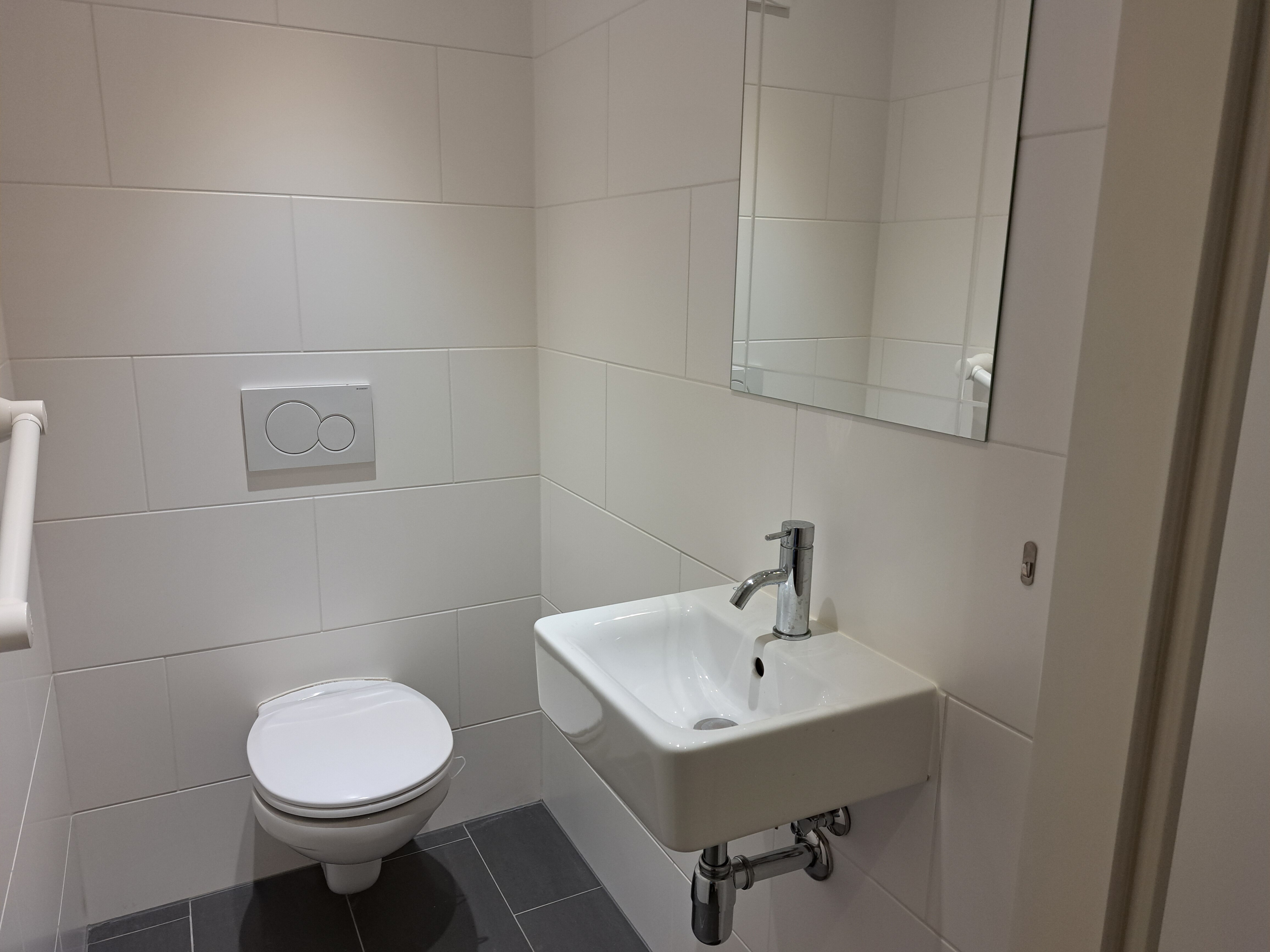 WC mit Handwaschbecken