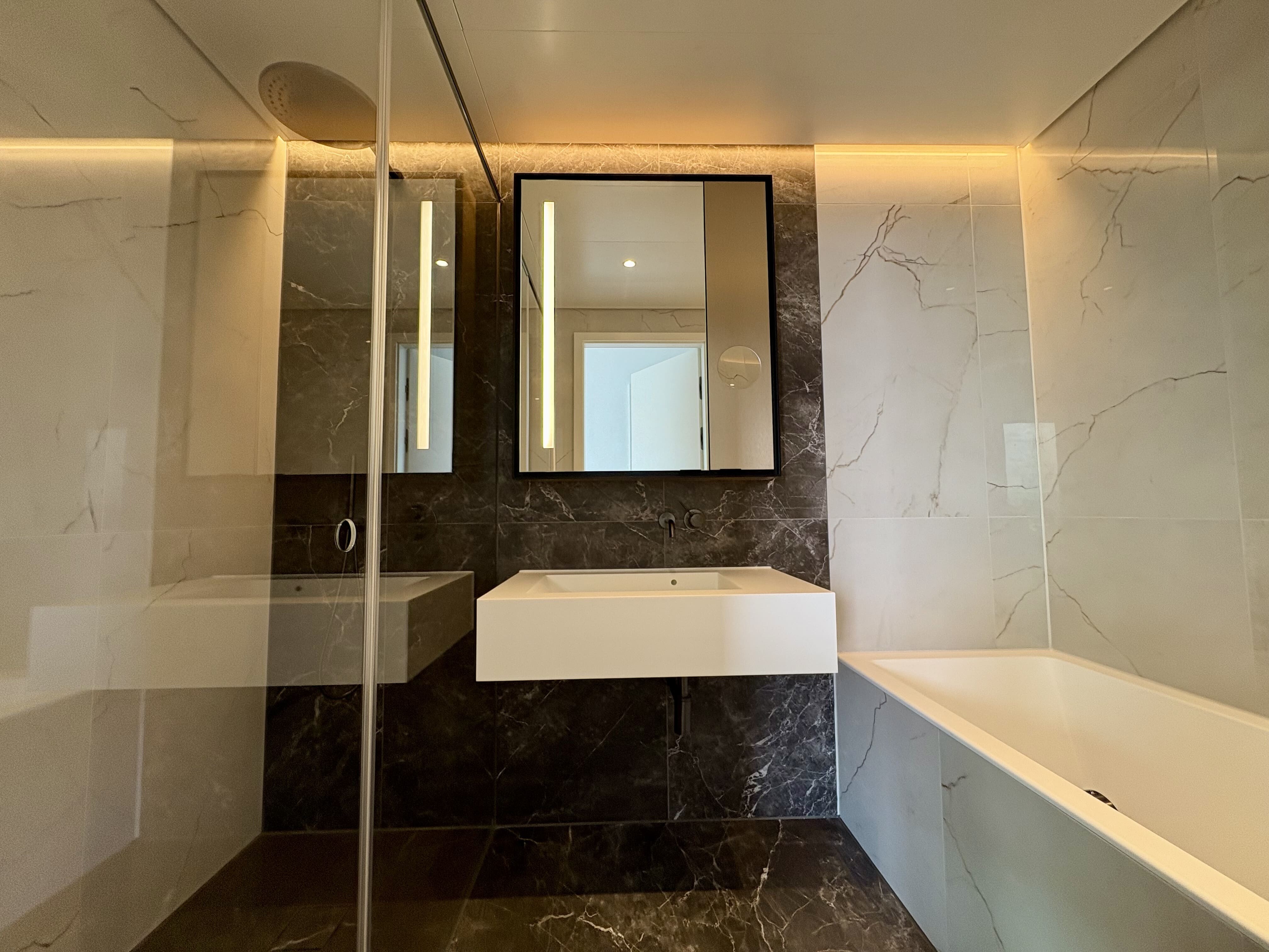 Elegantes Badezimmer mit Dusche & Wanne