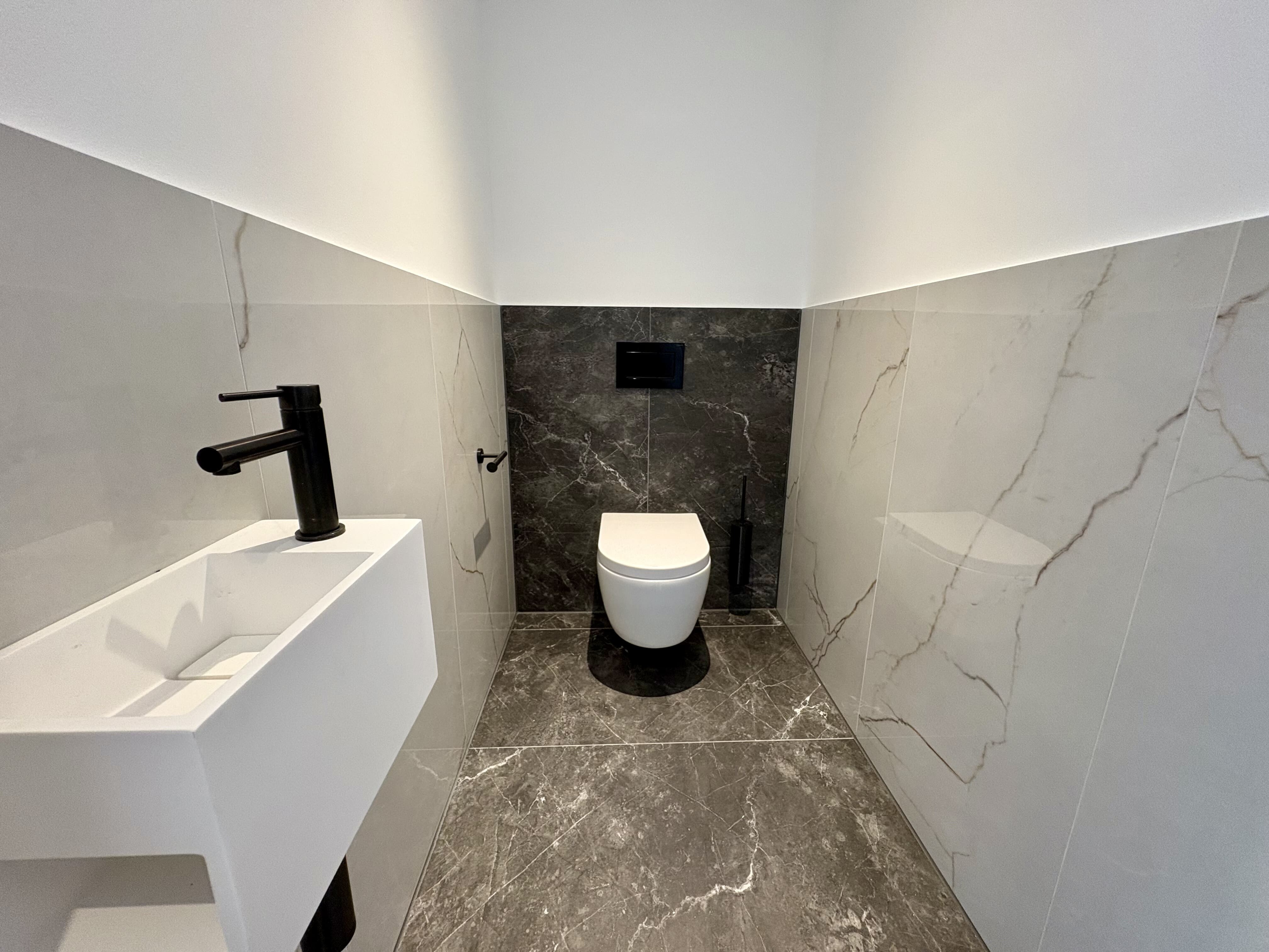 WC mit Handwaschbecken