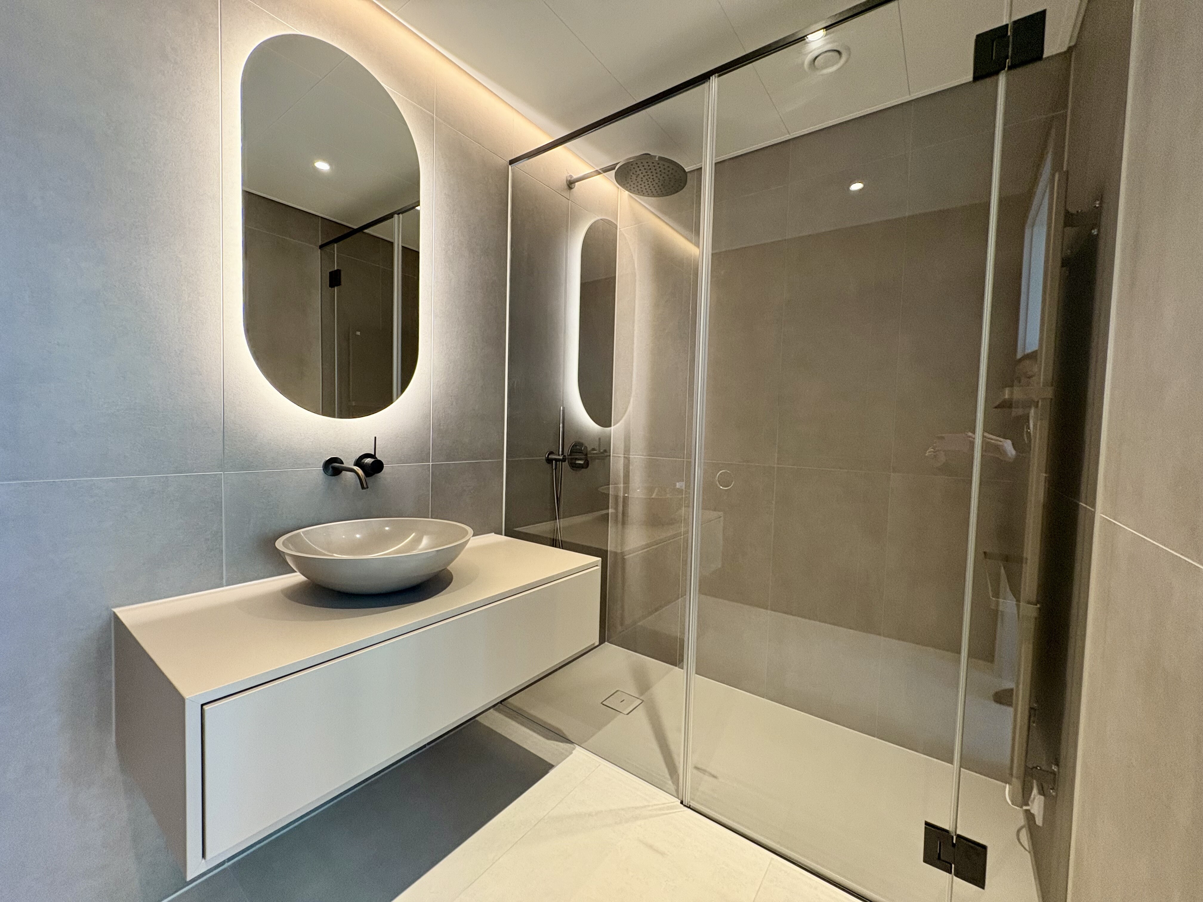 Badezimmer mit Dusche und HT