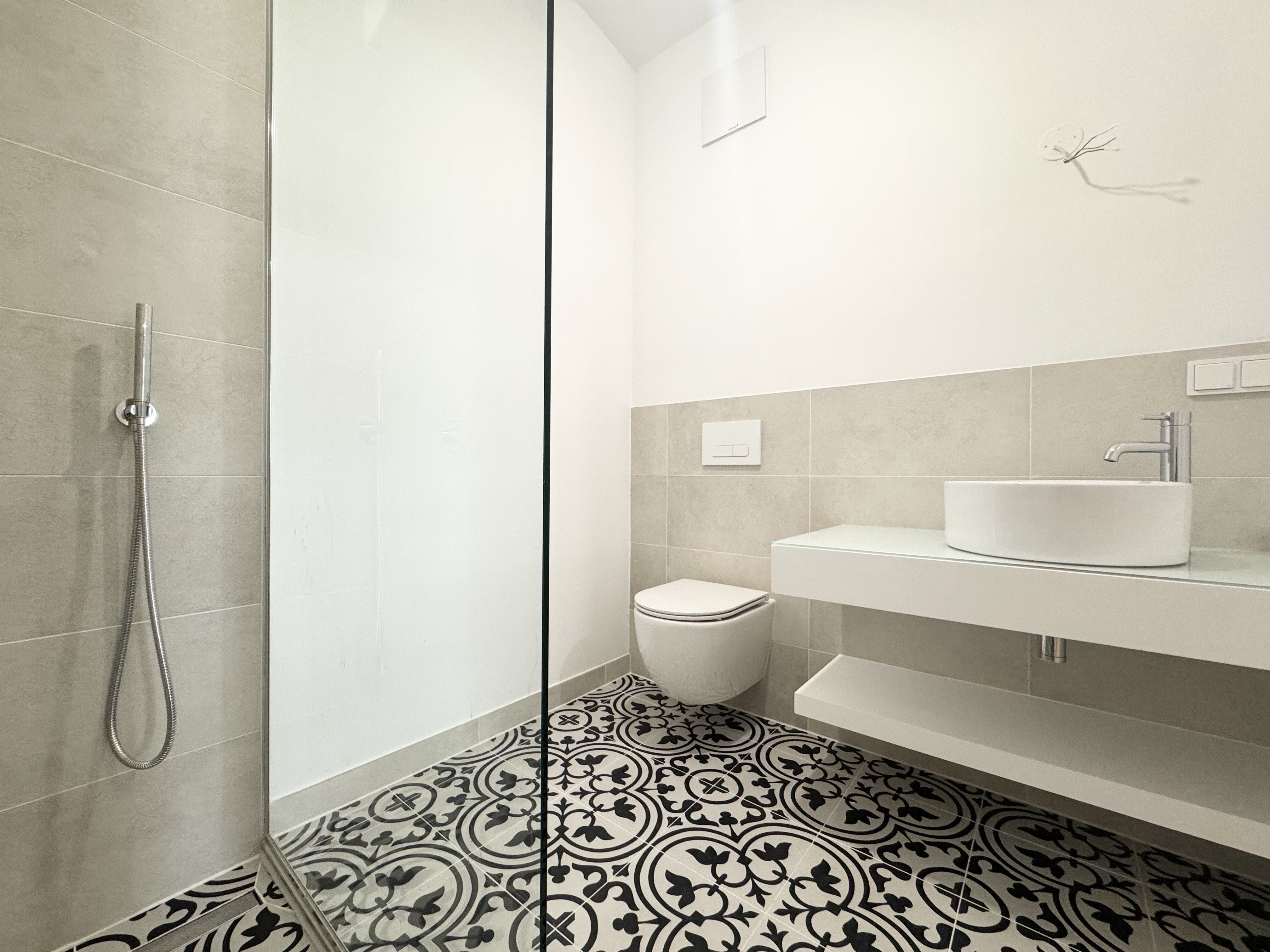 Bad mit Dusche und WC