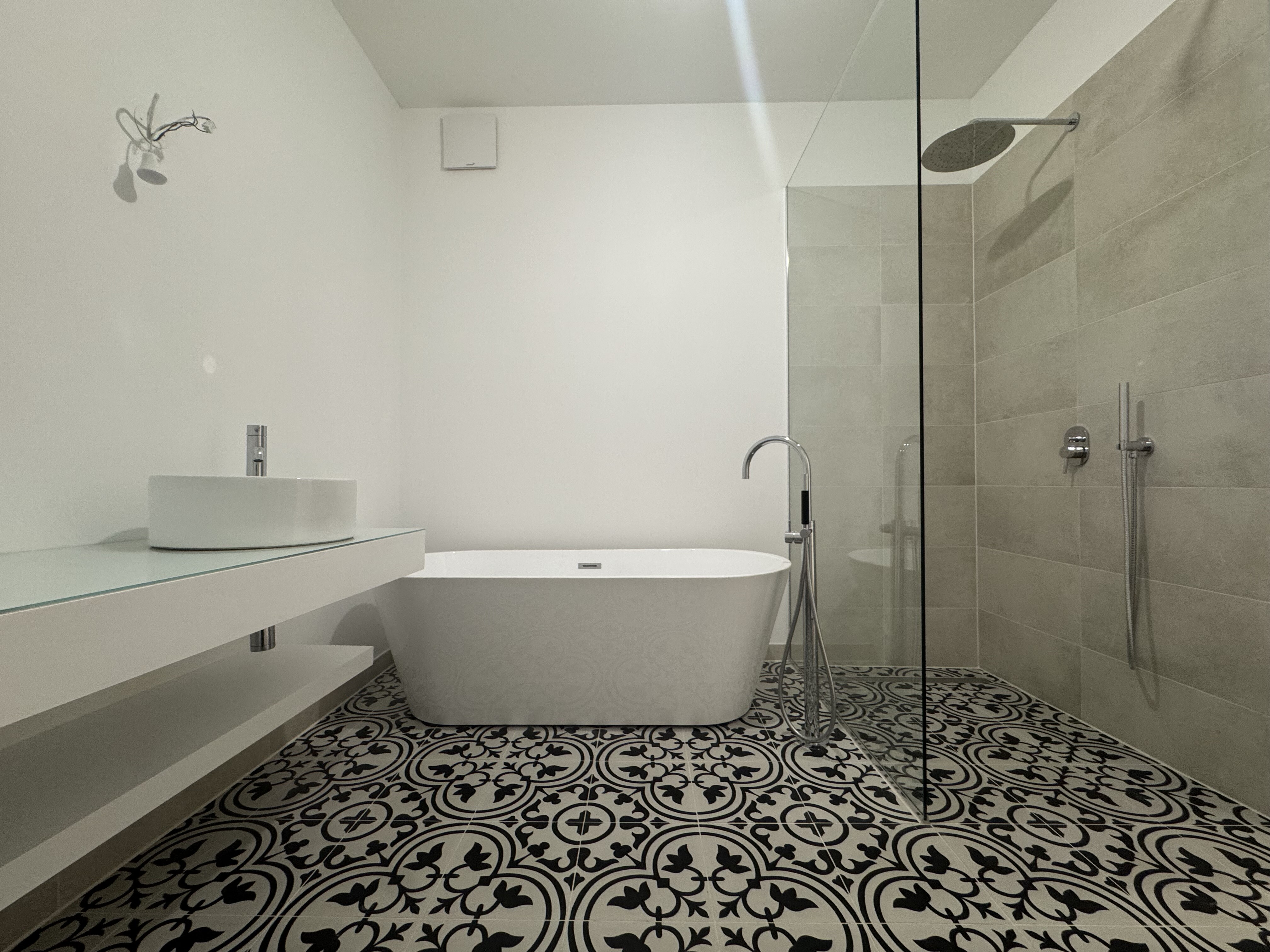 Bad mit Dusche und Wanne