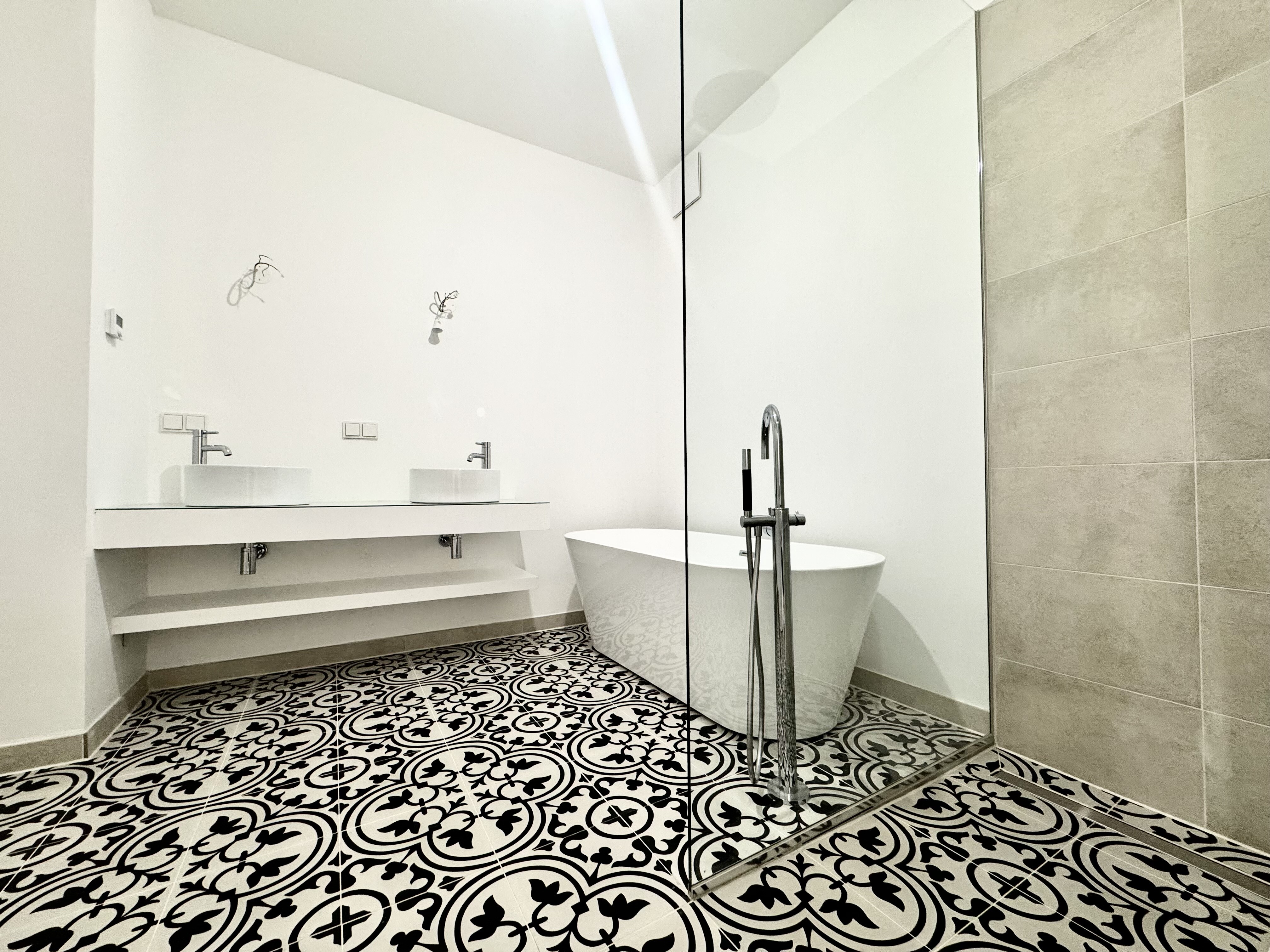 Bad mit Dusche und Wanne_2