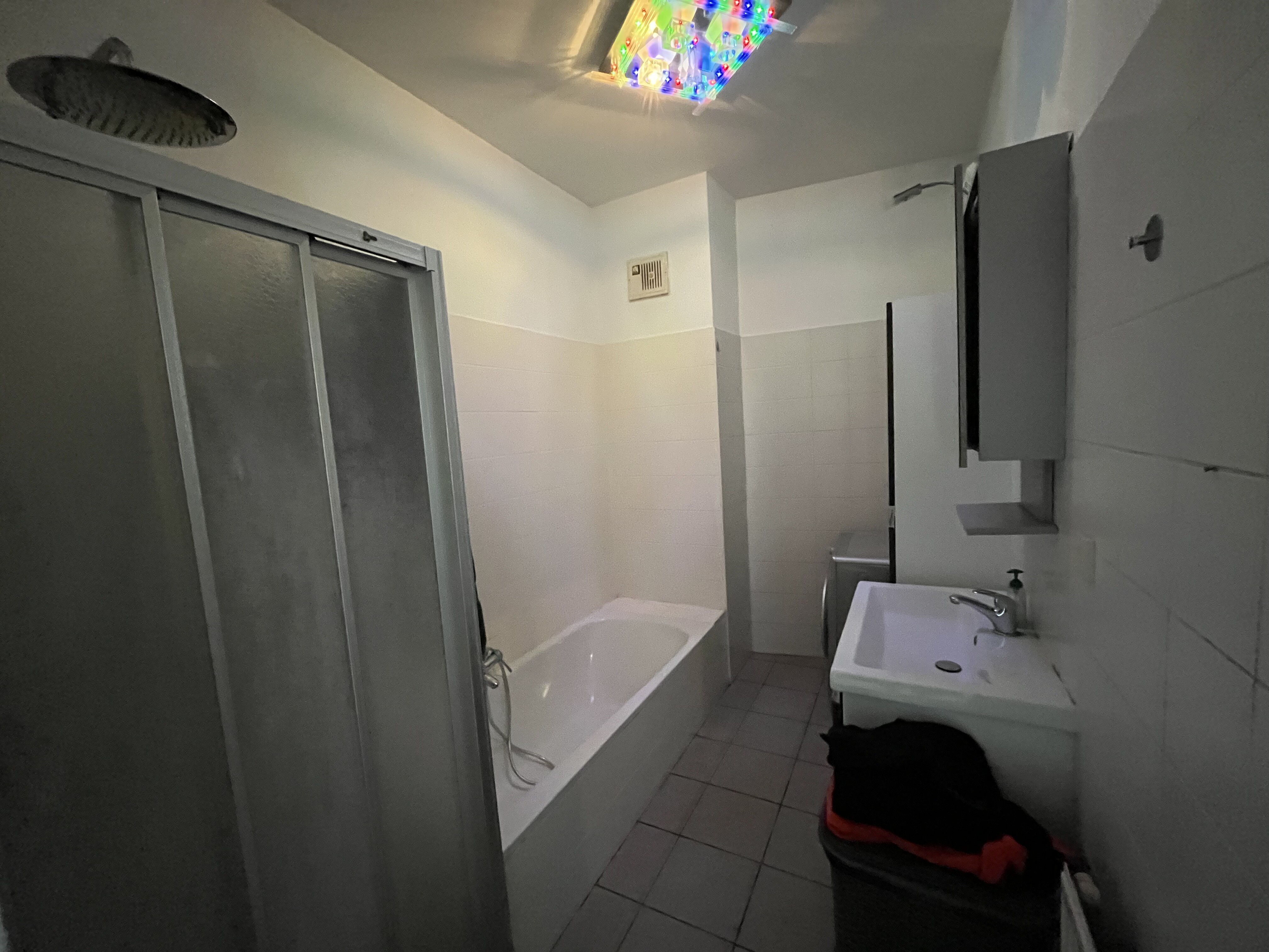 Bad mit Wanne und Dusche