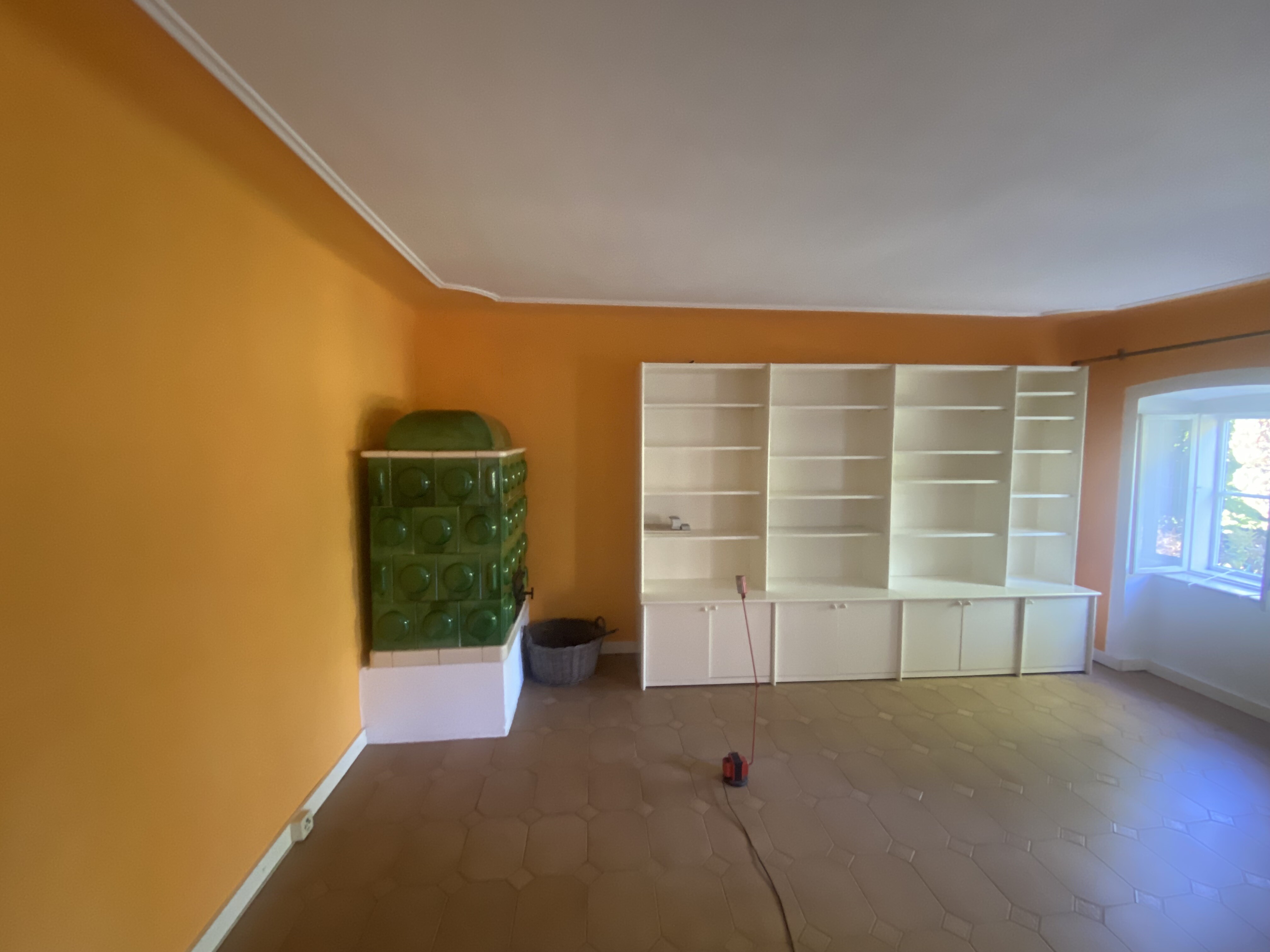 Wohnzimmer mit Bibliothek