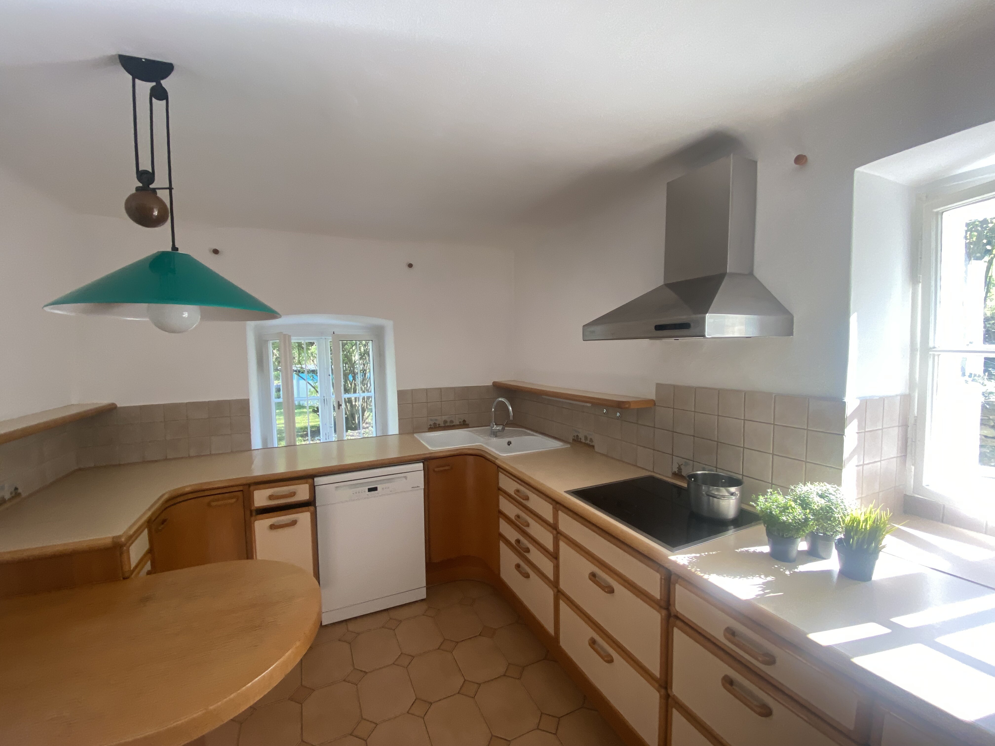 Küche mit Blick in den Garten