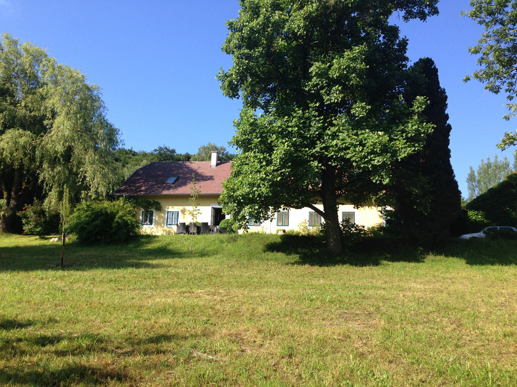 Blick von den Streuobstwiesen auf das Haus 