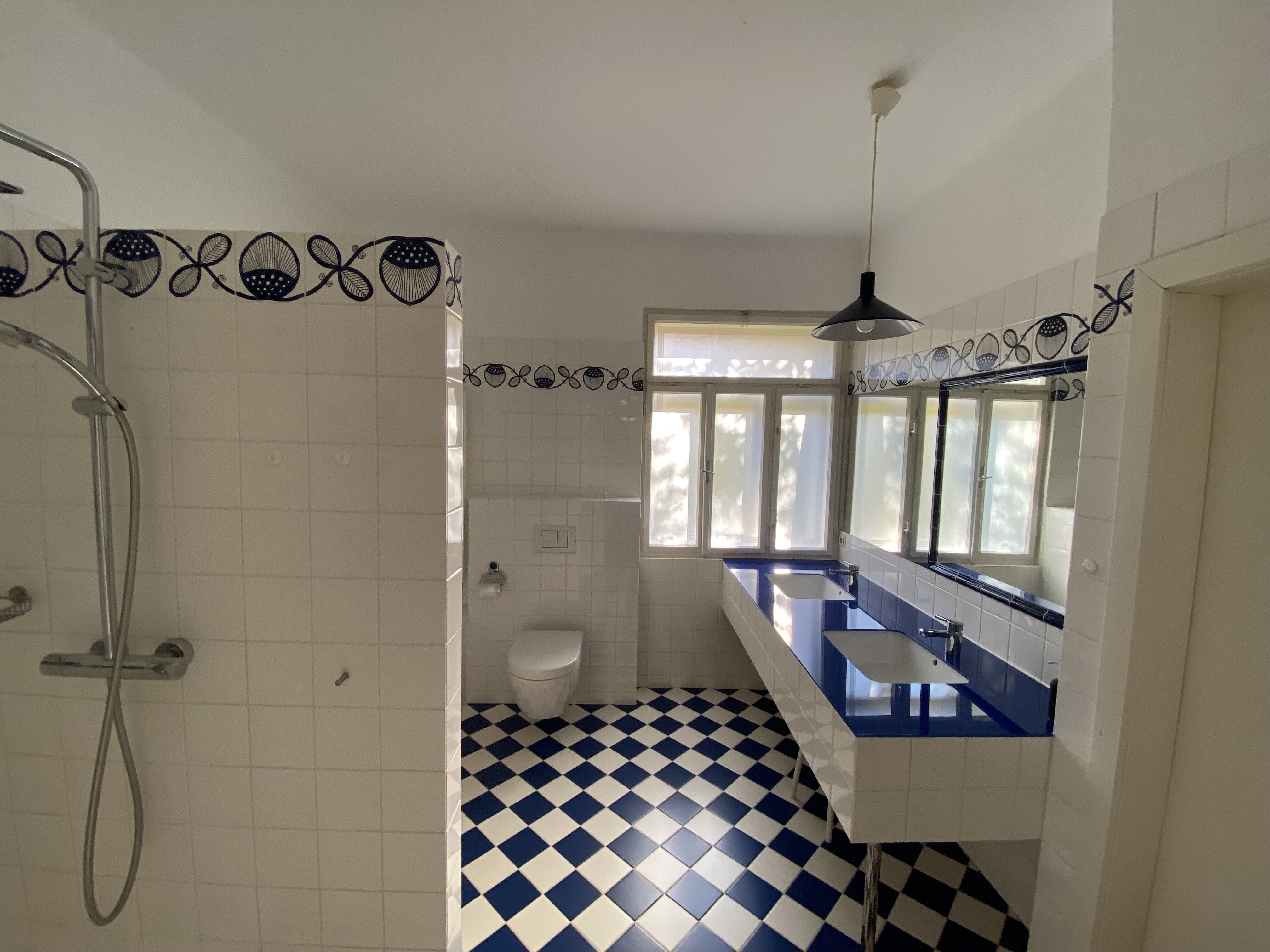 Badezimmer mit Dusche und Badewanne