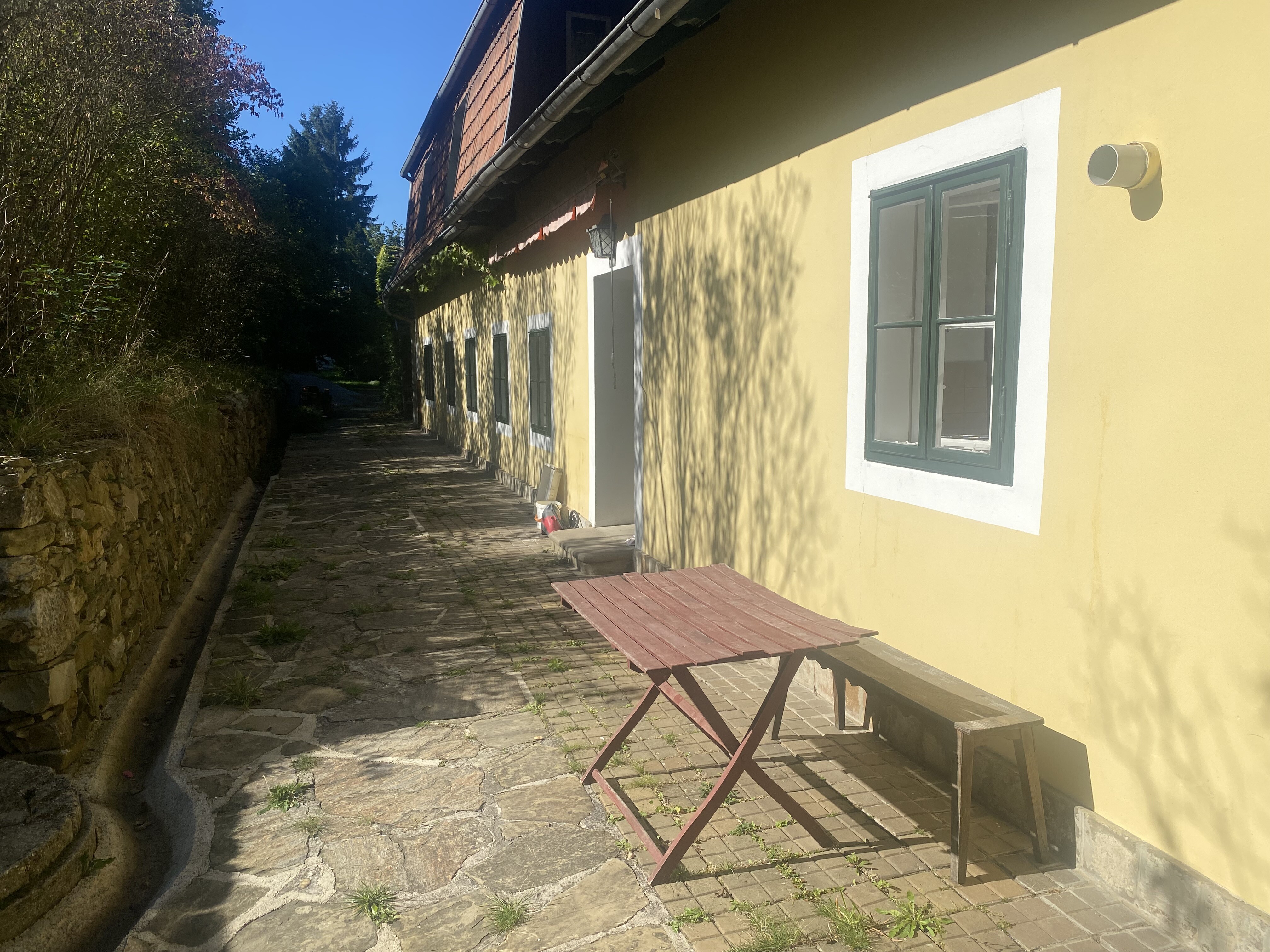 sonniger Terrasse im Innenhof