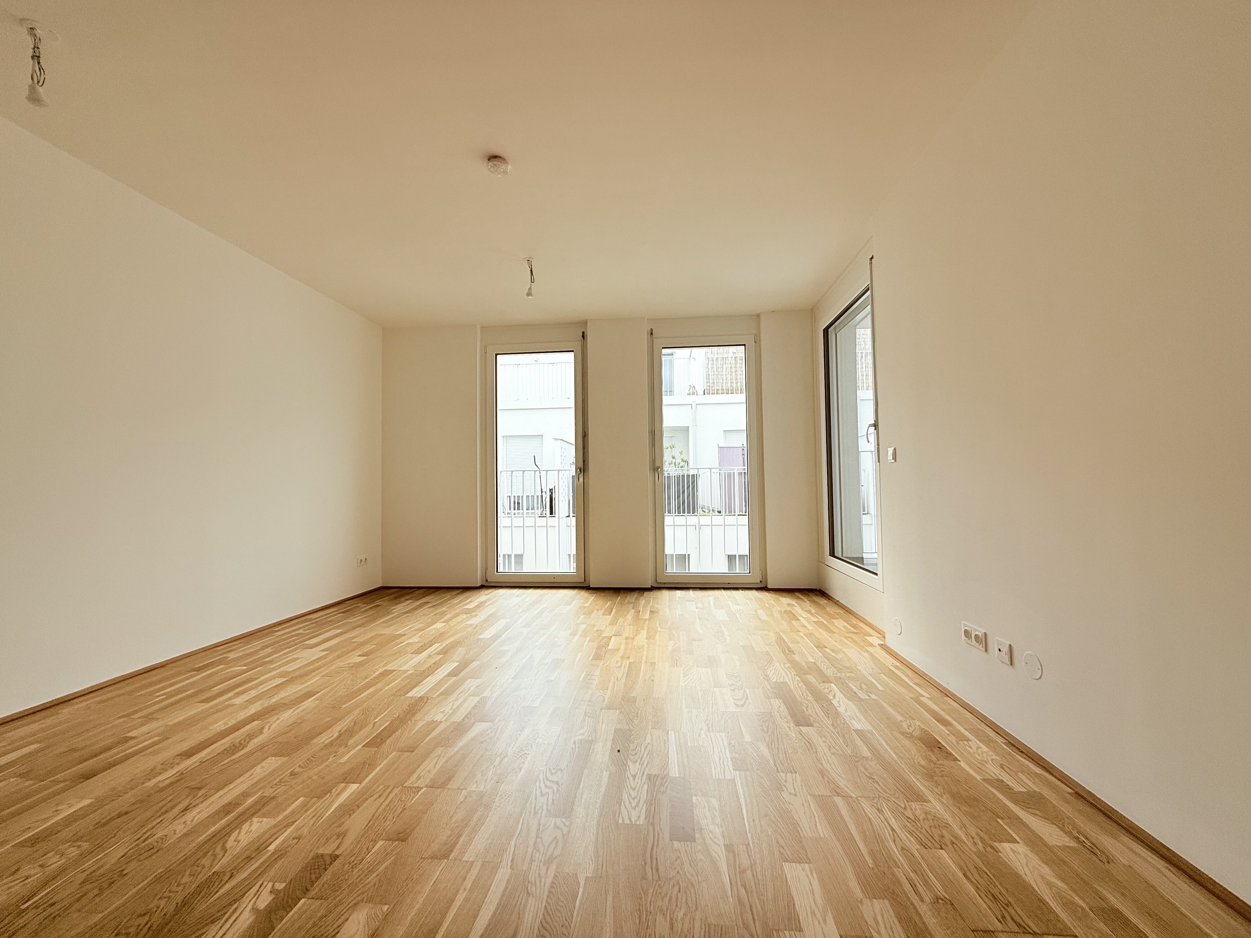 geräumiges Wohnzimmer