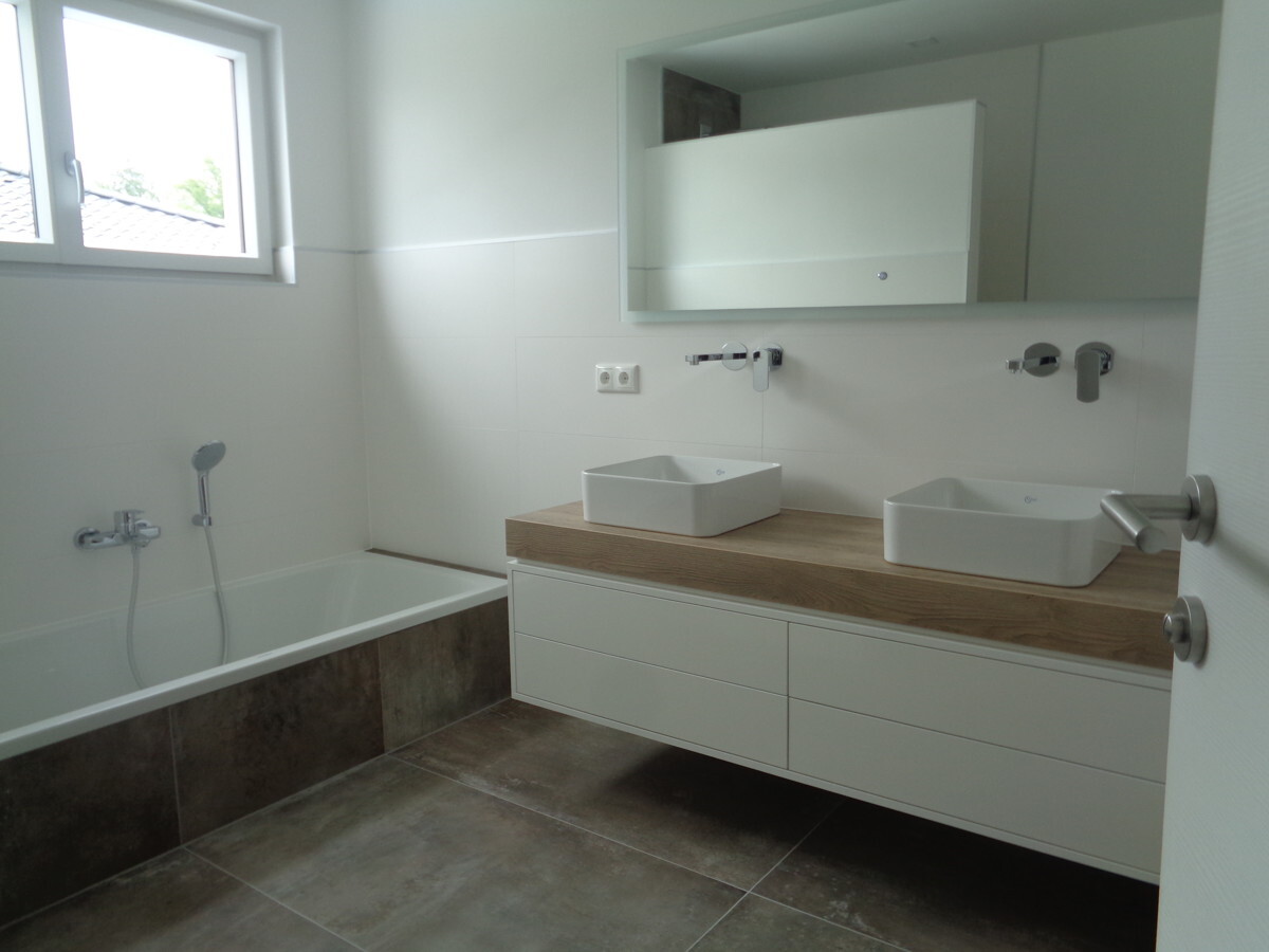 Badewanne, Dusche und Fenster