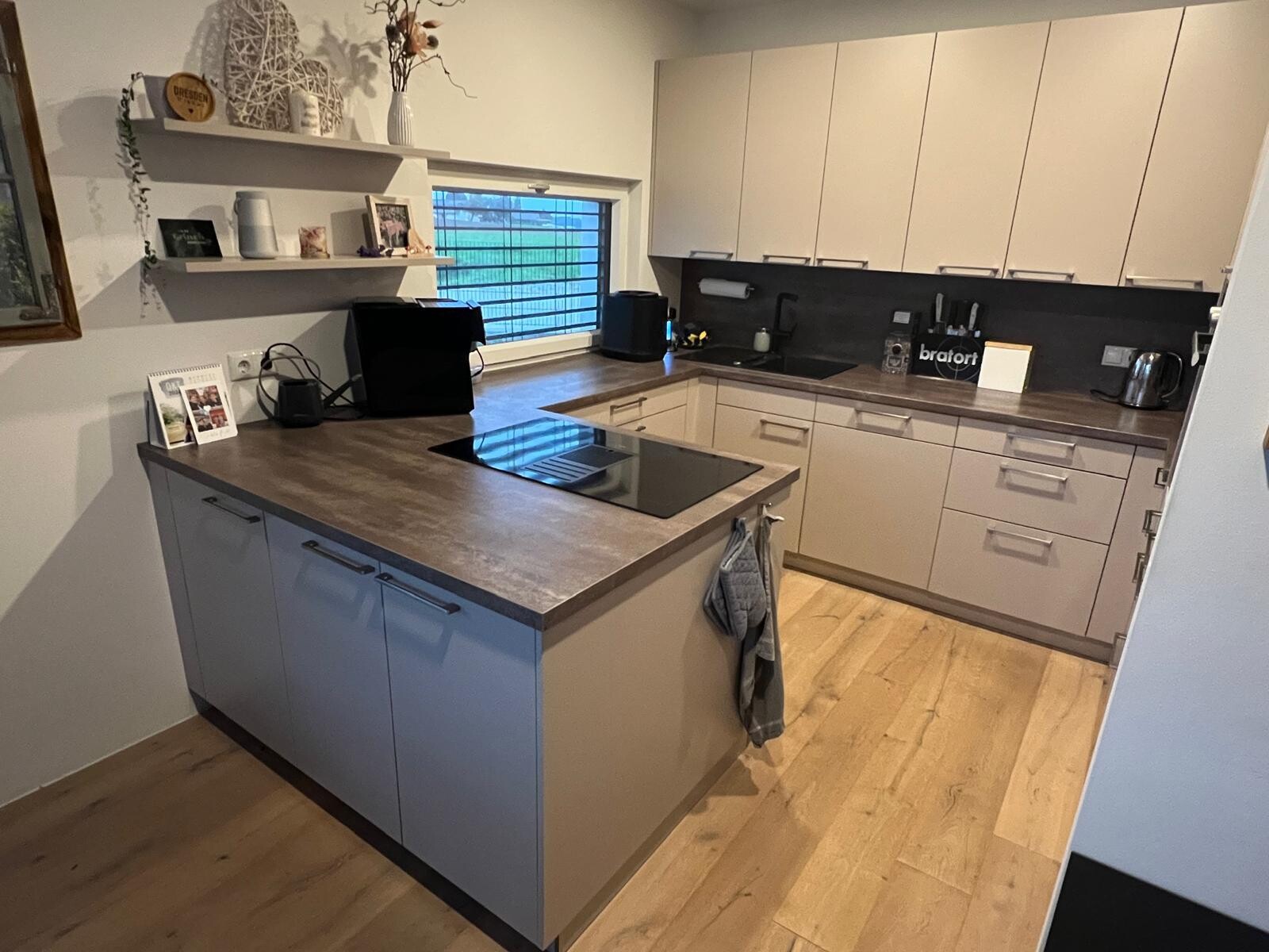 Küche mit Blick ins Grüne