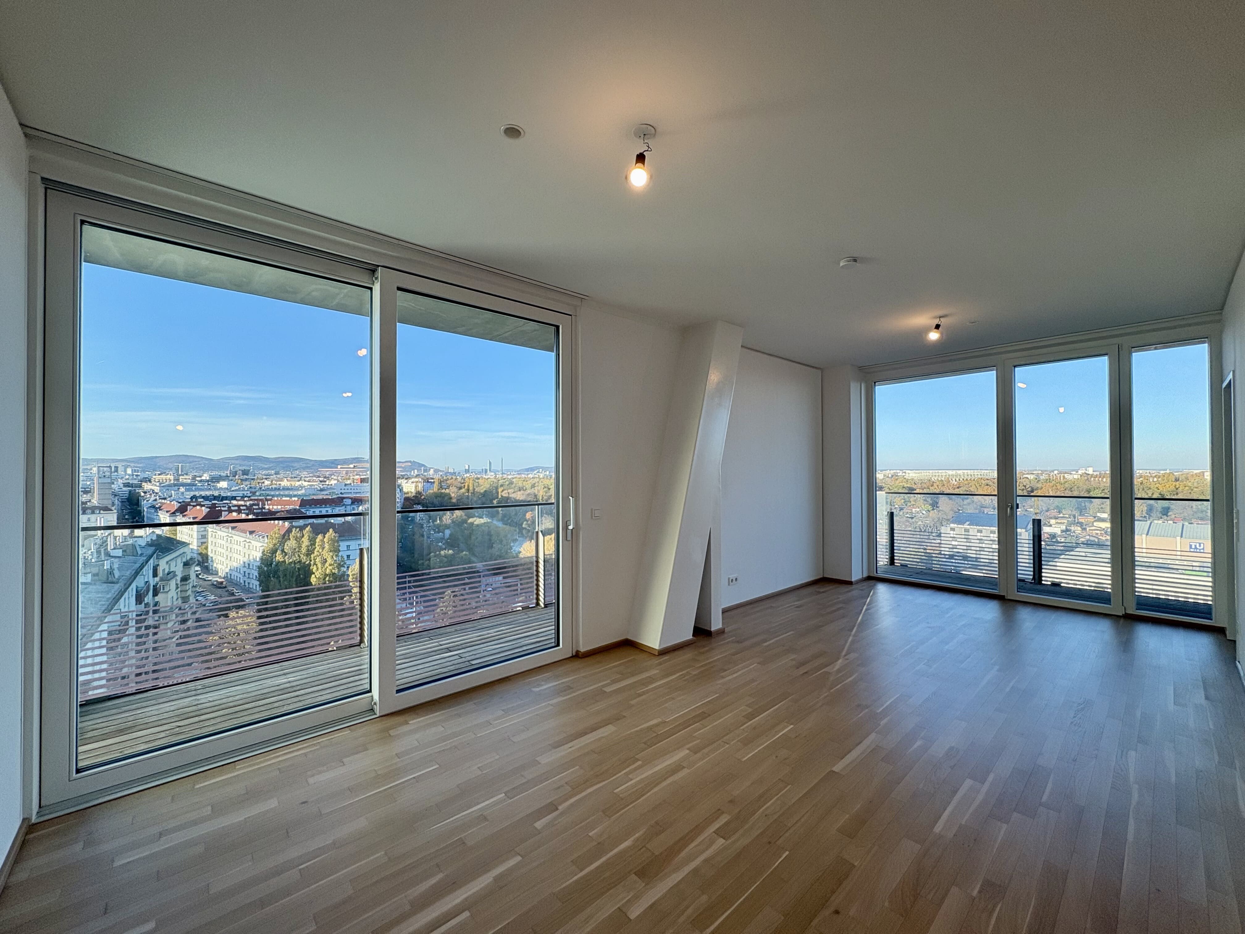 Wohn-Essbereich mit Belichtung von zwei Seiten