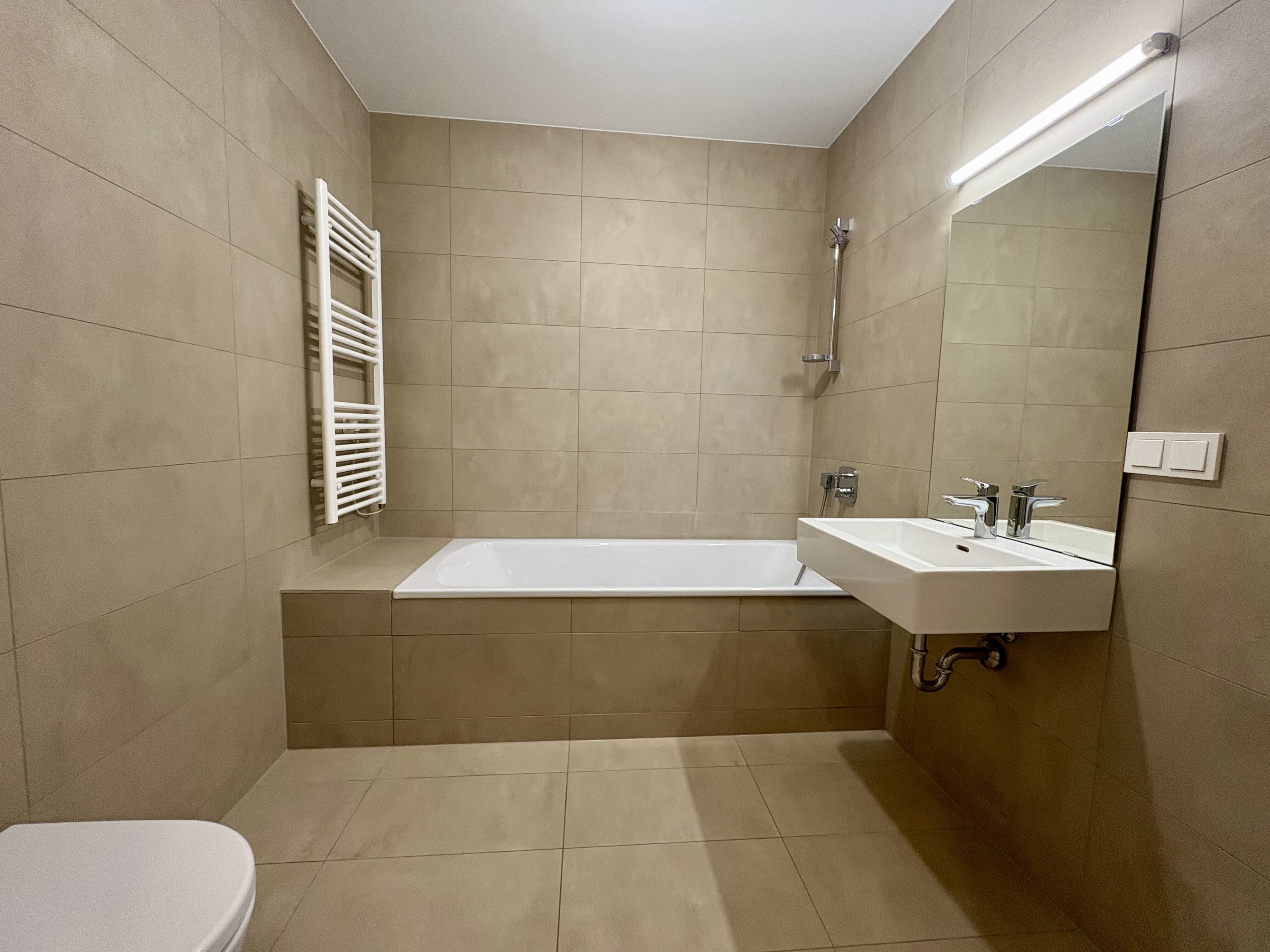 Badezimmer mit Badewanne und WC