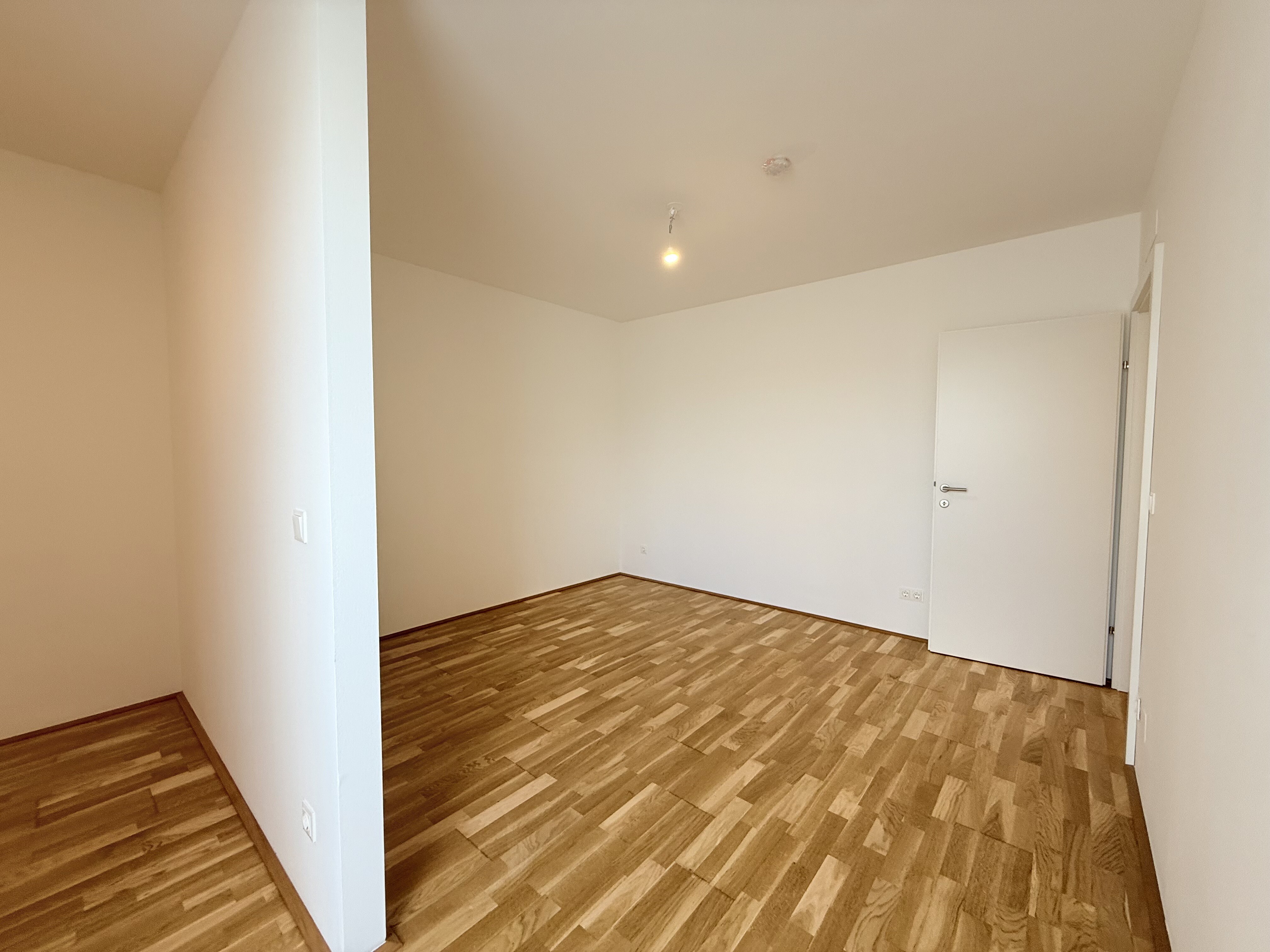 Schlafzimmer mit abgetrennter Garderobe