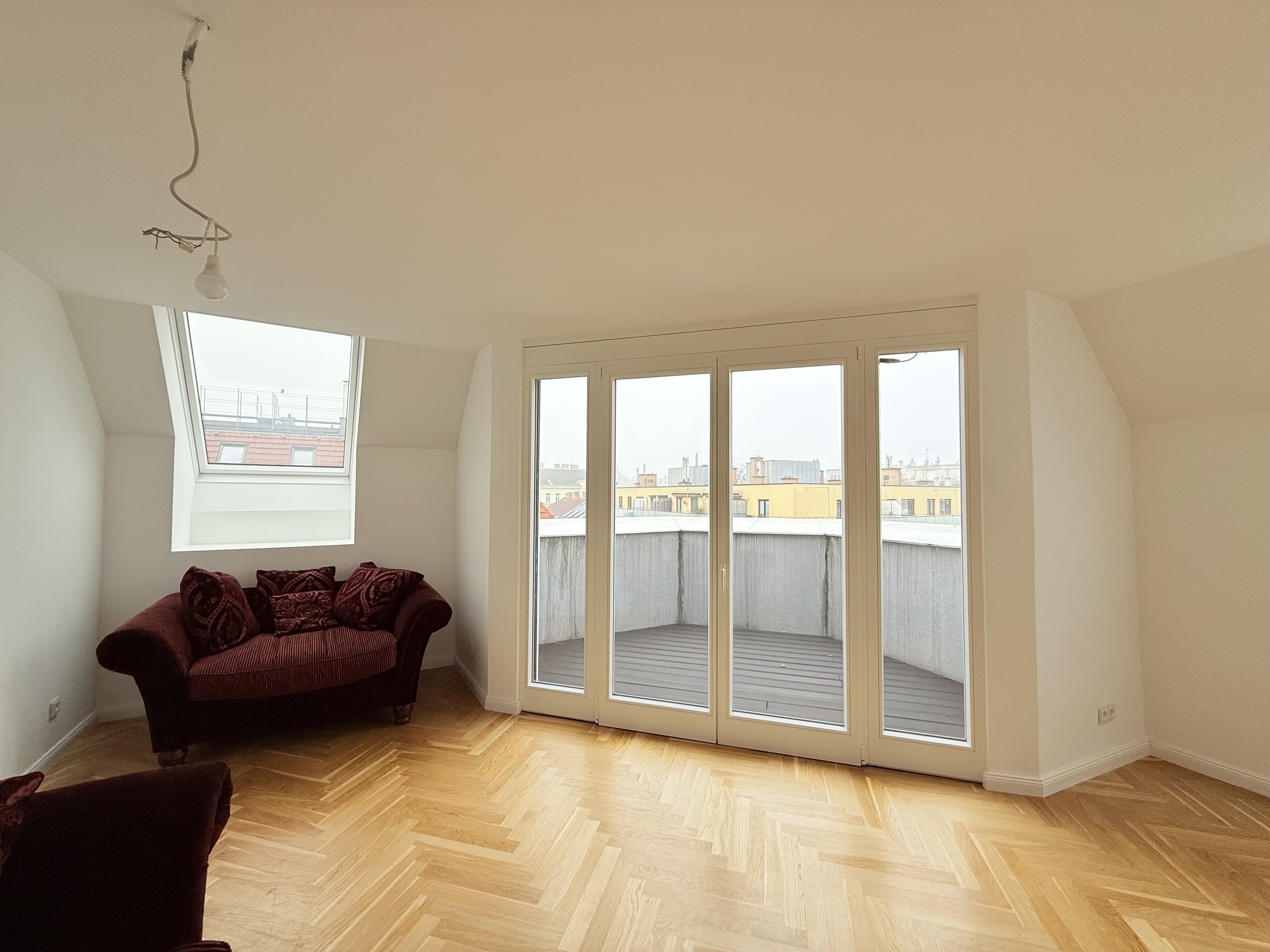 ger&auml;umige Wohnk&uuml;che mit Terrasse