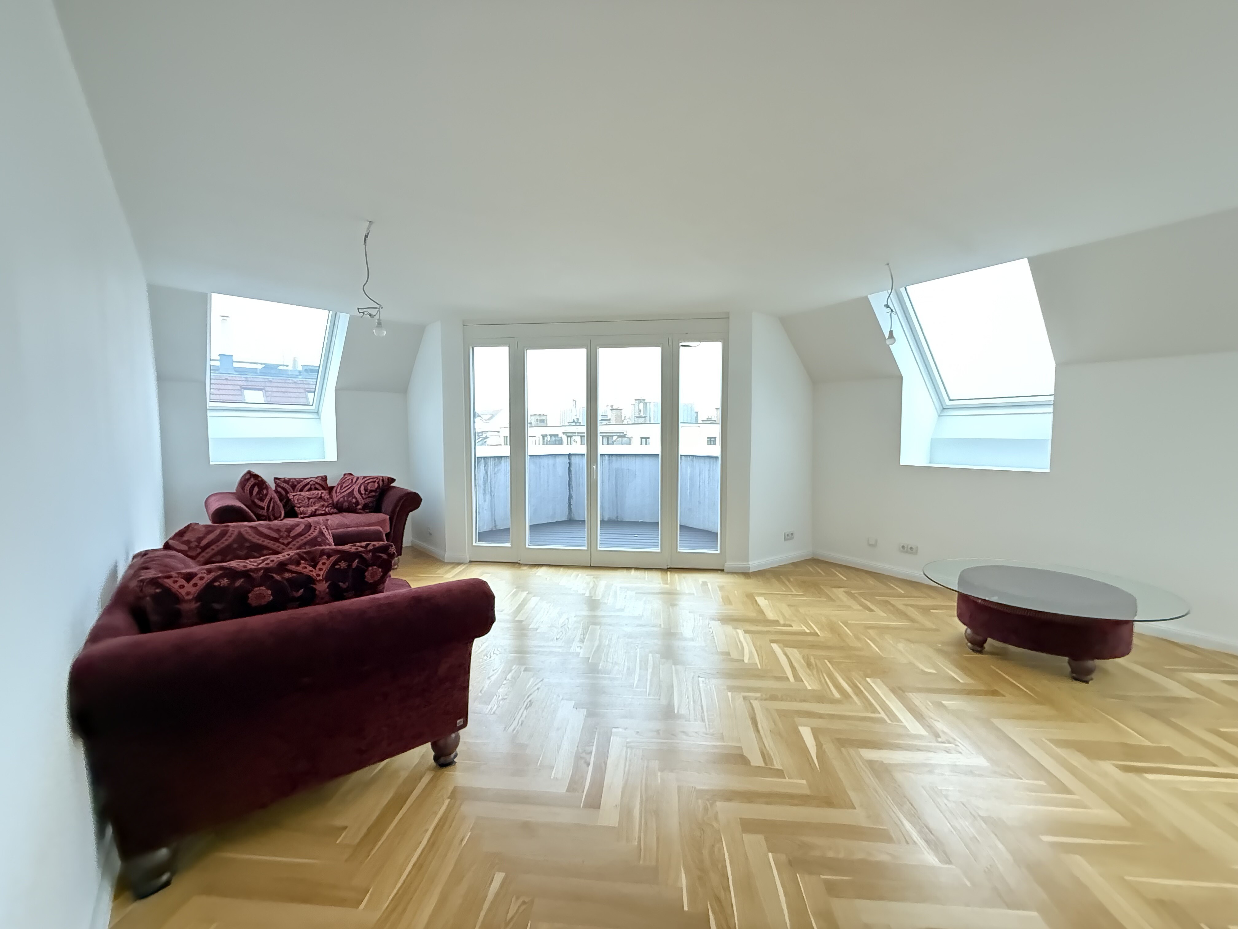 ger&auml;umige Wohnk&uuml;che mit Terrasse