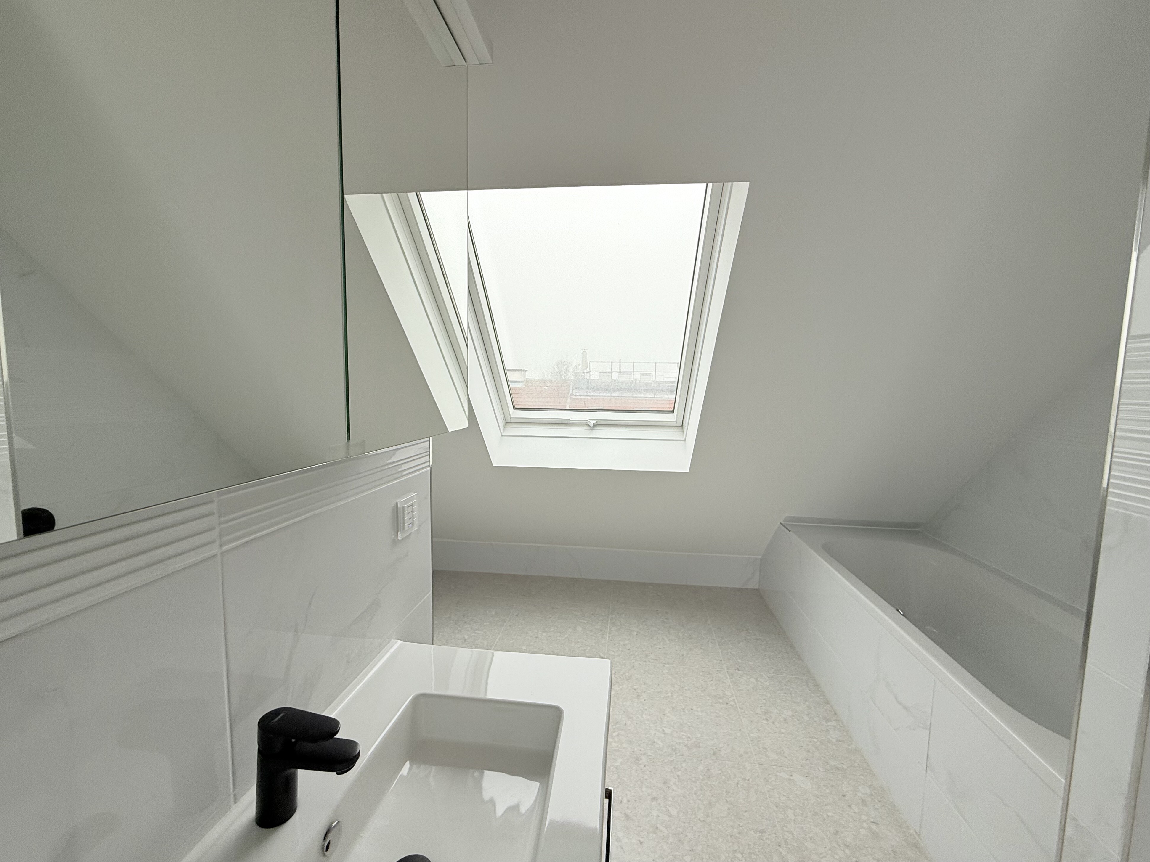 Tageslicht Bad mit Wanne und Dusche