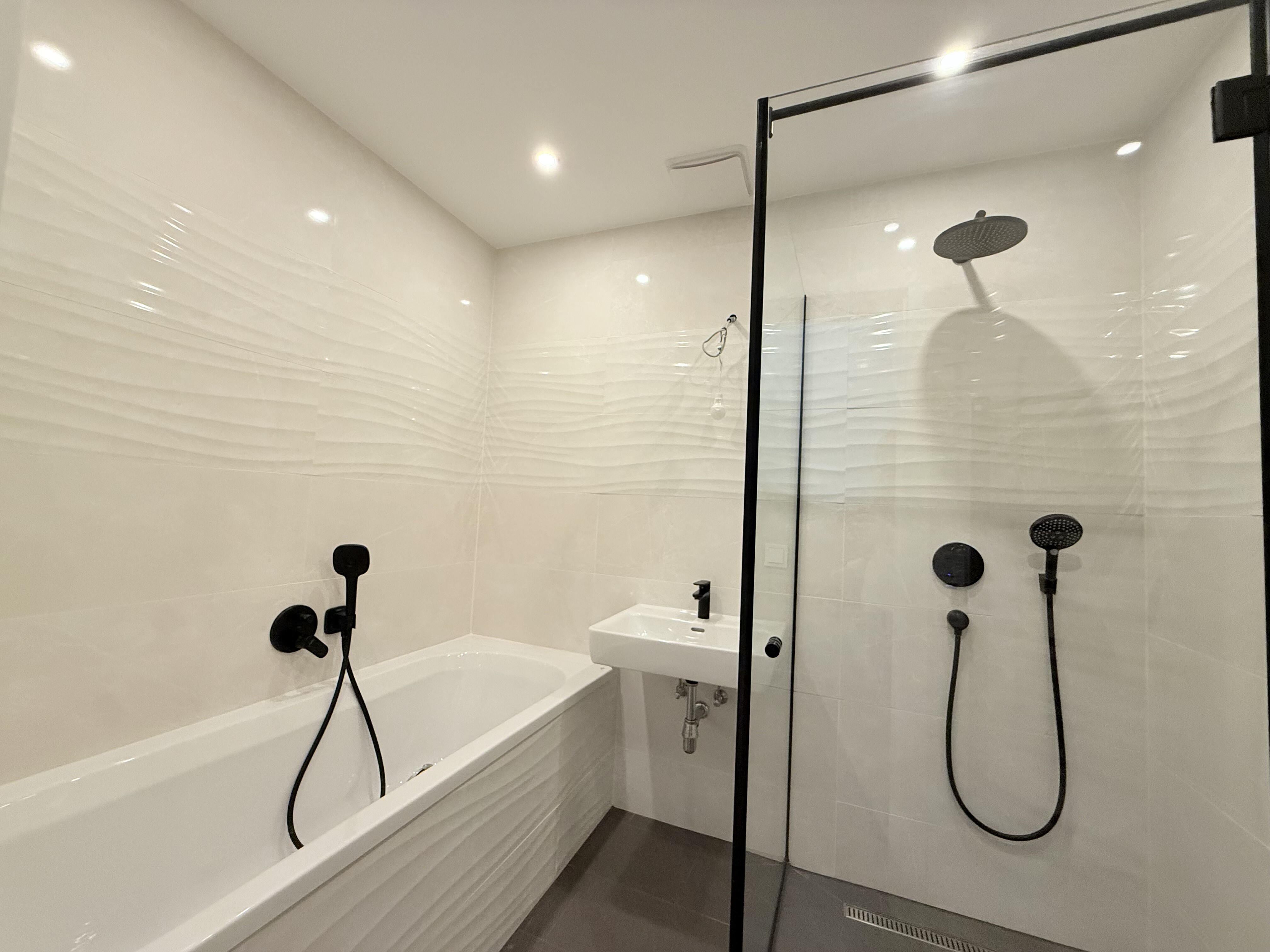 Bad mit Wanne und Dusche