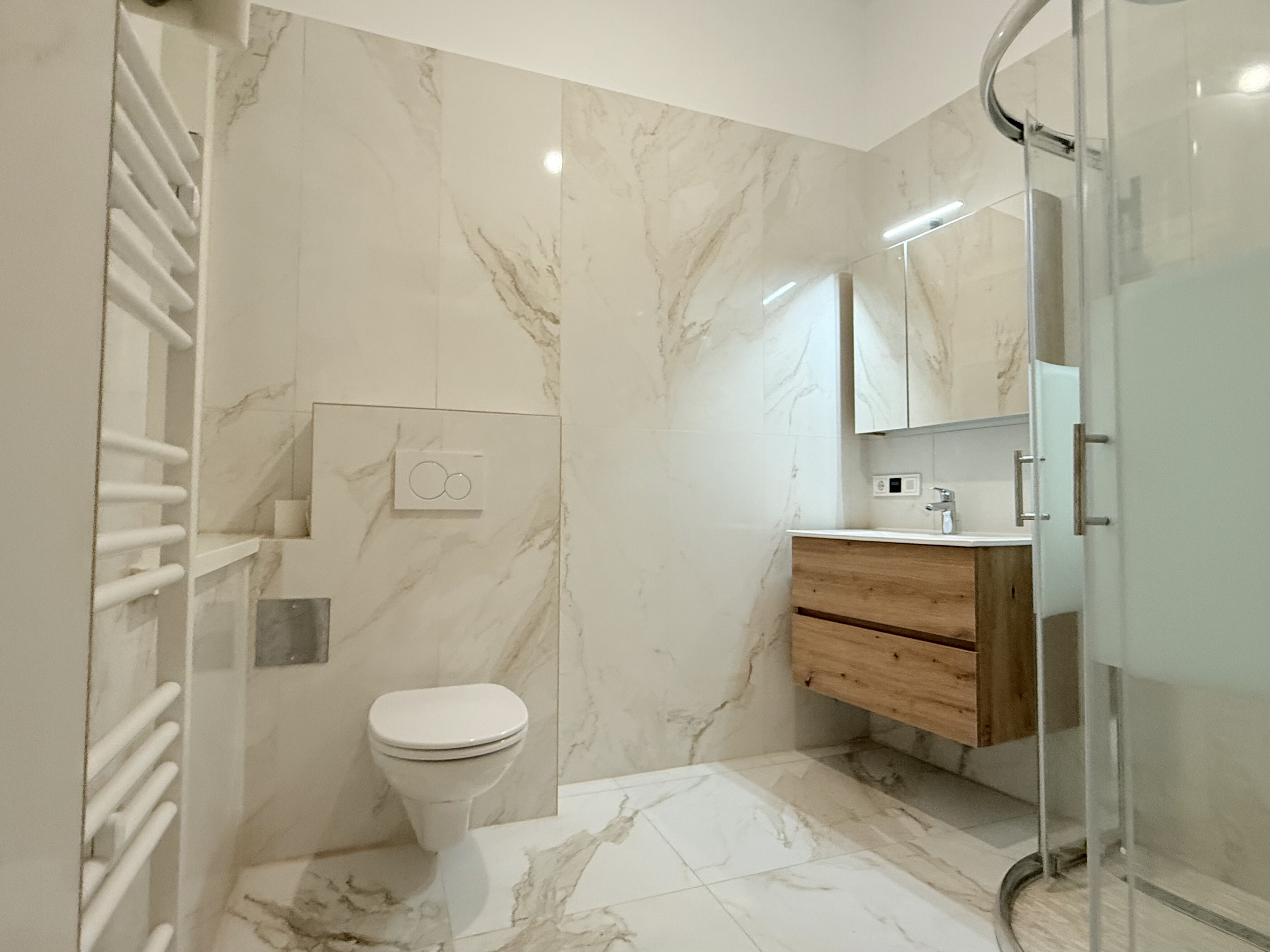 Badezimmer mit Dusche