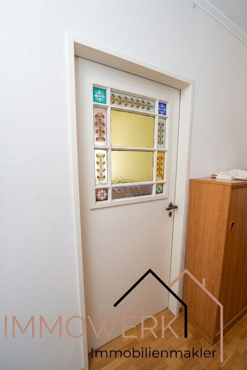 Buntglastür (KI generiert)