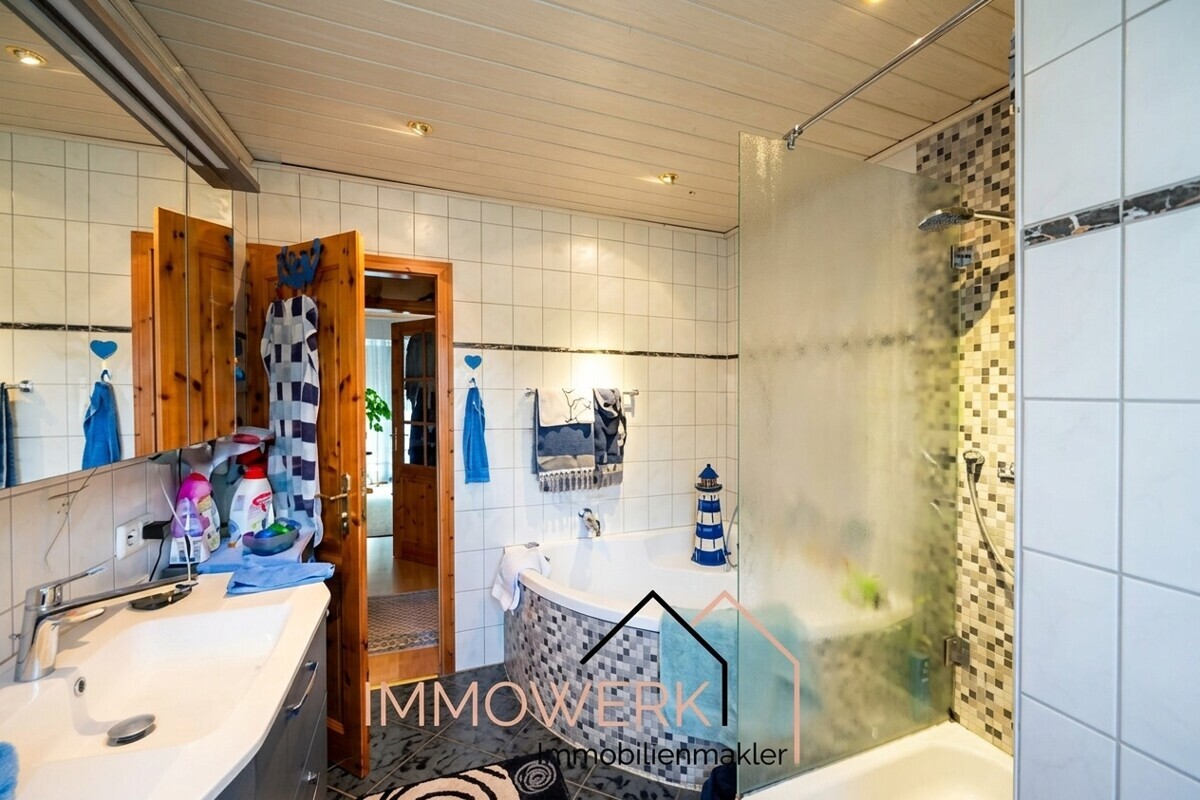 Badezimmer mit Wanne und Dusche 