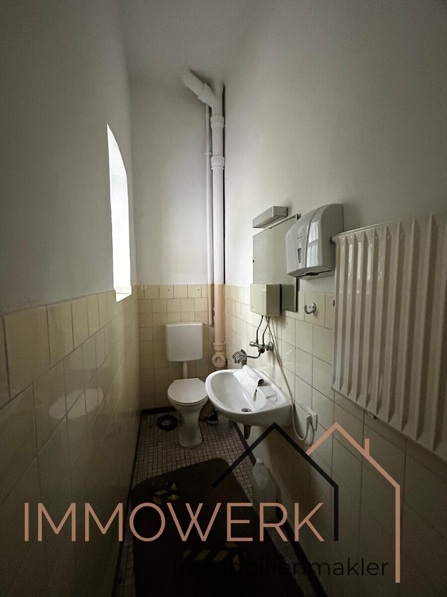 Toiletten auf den Etagen für die Gewerbeeinheit im EG