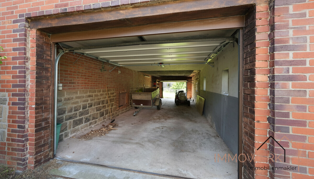 Garage mit elektrischem Sektionaltor