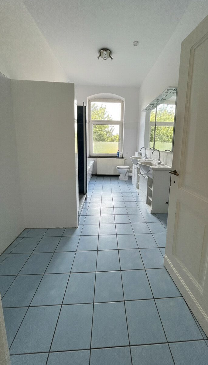 Bad mit Dusche und Wanne