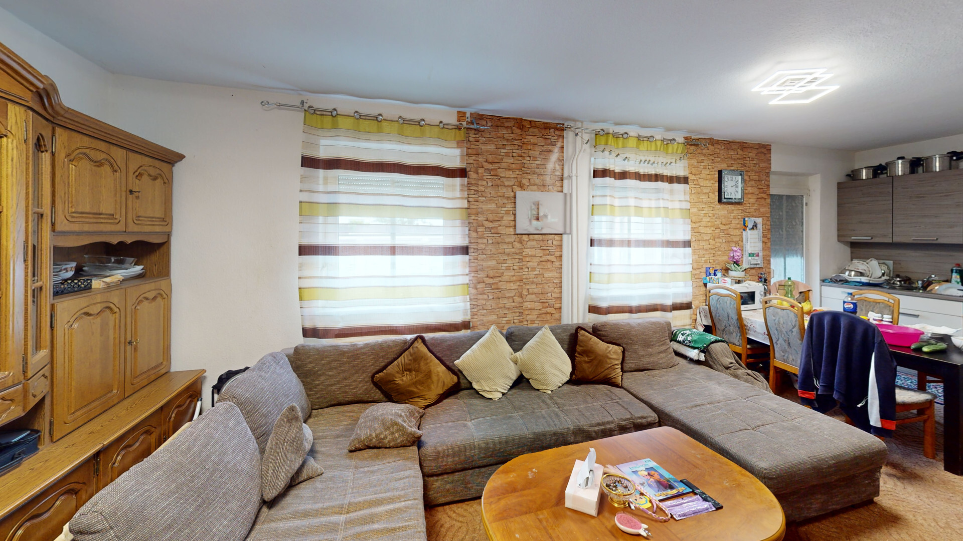 Wohnzimmer mit offner Küche