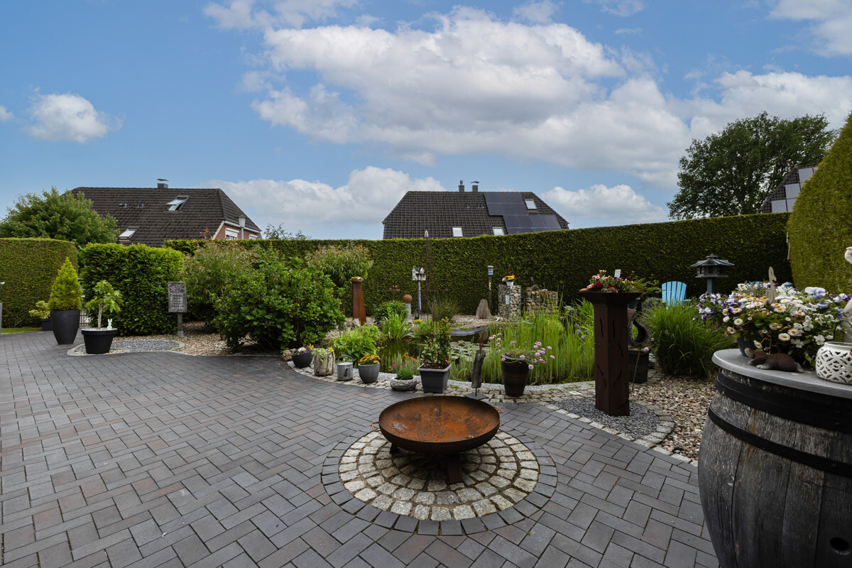 Terrasse mit Blick zum Teich