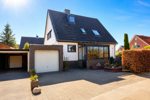 Eingangsansicht mit Garage