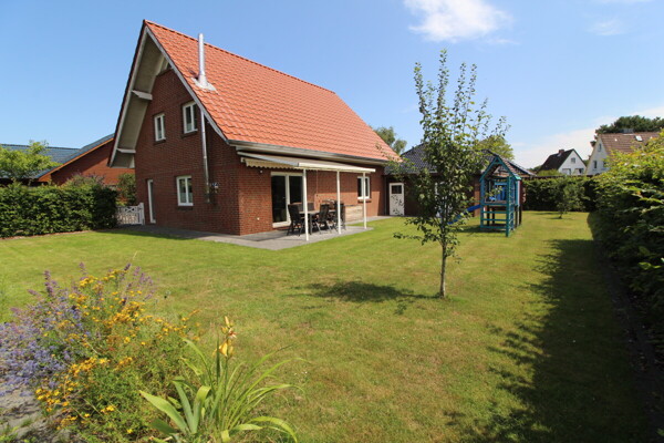 Gartenansicht mit überdachter Terrasse