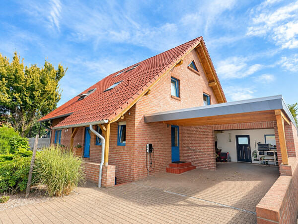 Außenansicht mit Garage-Carport