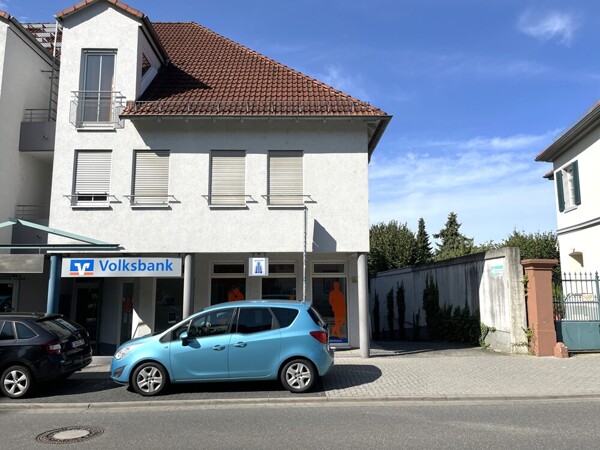 Ansicht mit Zufahrt  rechts 