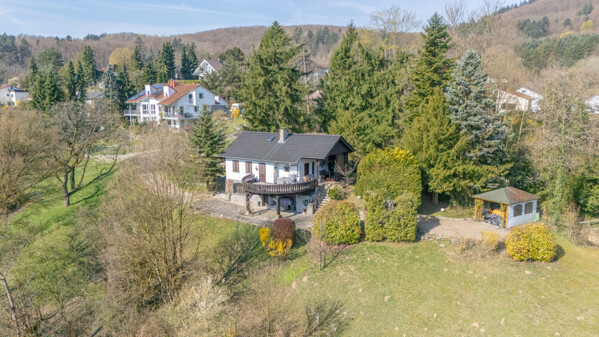 Attraktive Vogelperspektive auf Haus und Natur
