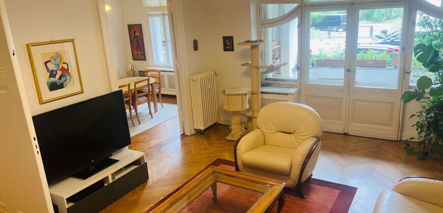 Repräsentatives Wohnzimmer mit Stuckdecke